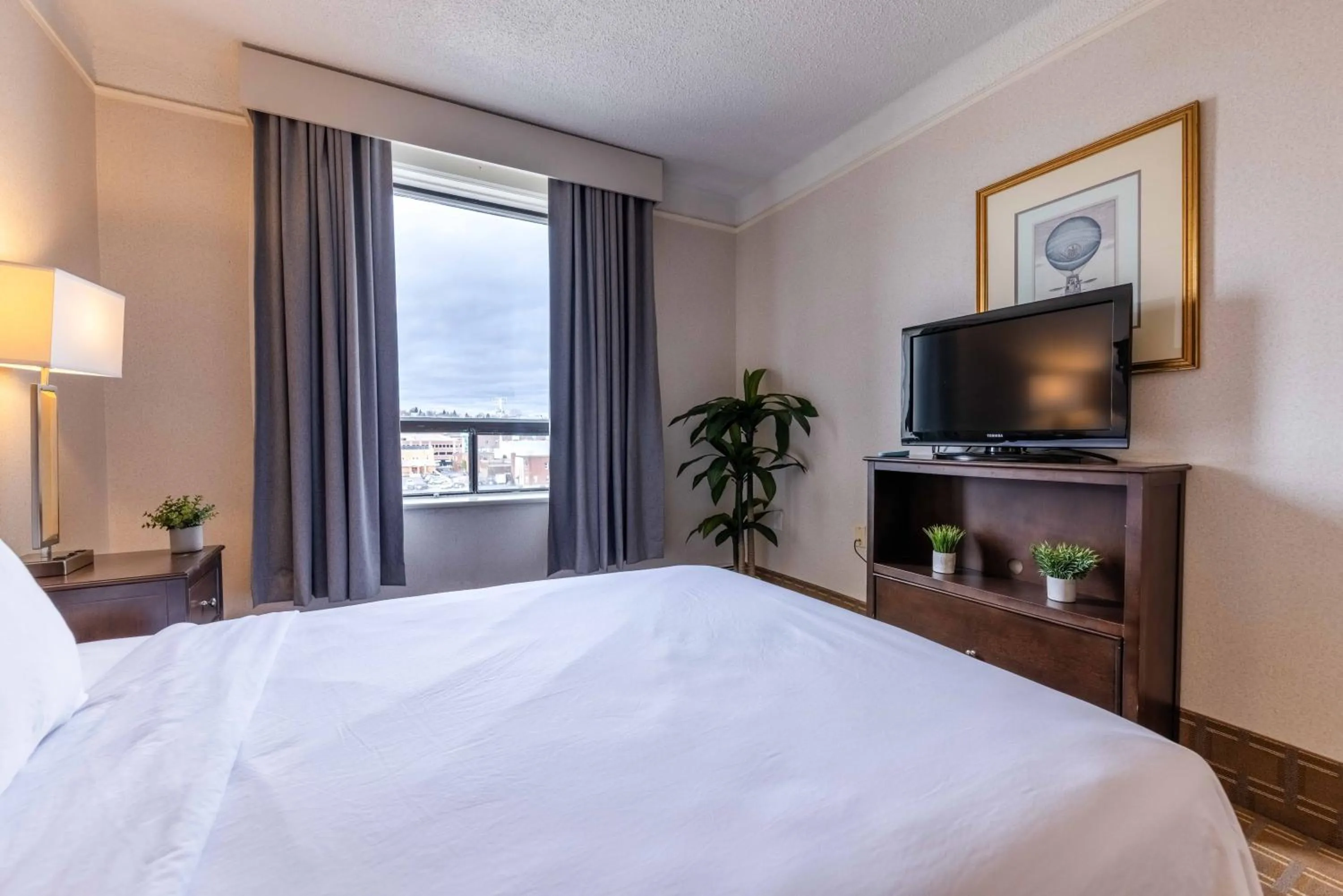 Bed in Prince Arthur Waterfront Hotel & Suites