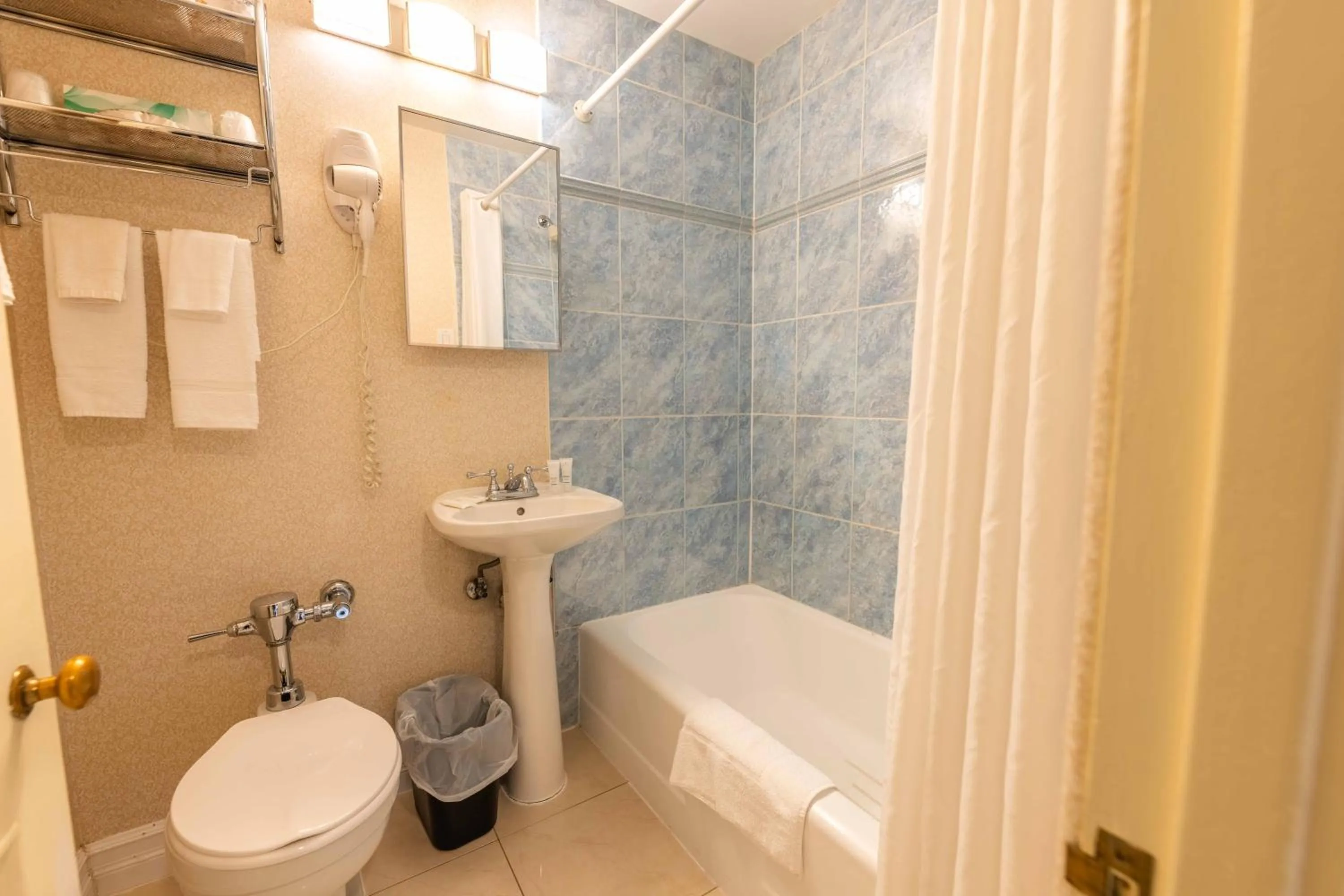 Prince Arthur Waterfront Hotel & Suites