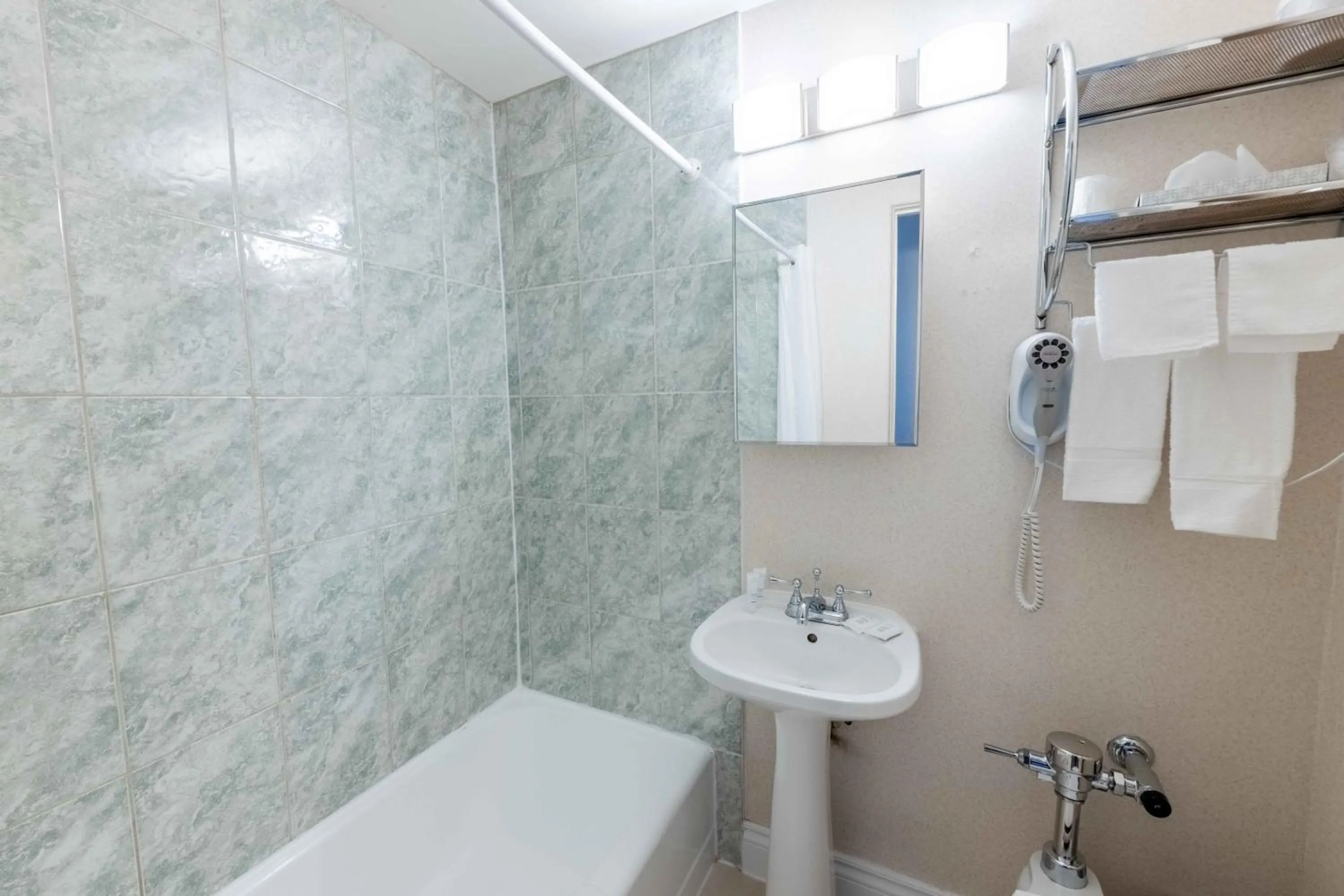 Prince Arthur Waterfront Hotel & Suites