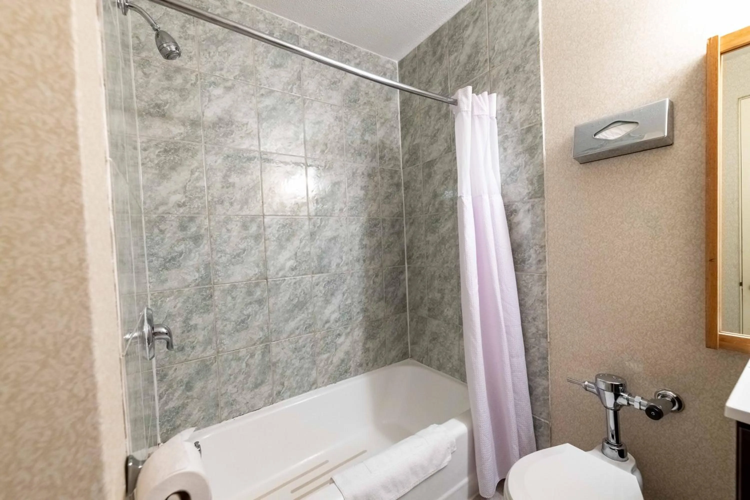 Prince Arthur Waterfront Hotel & Suites