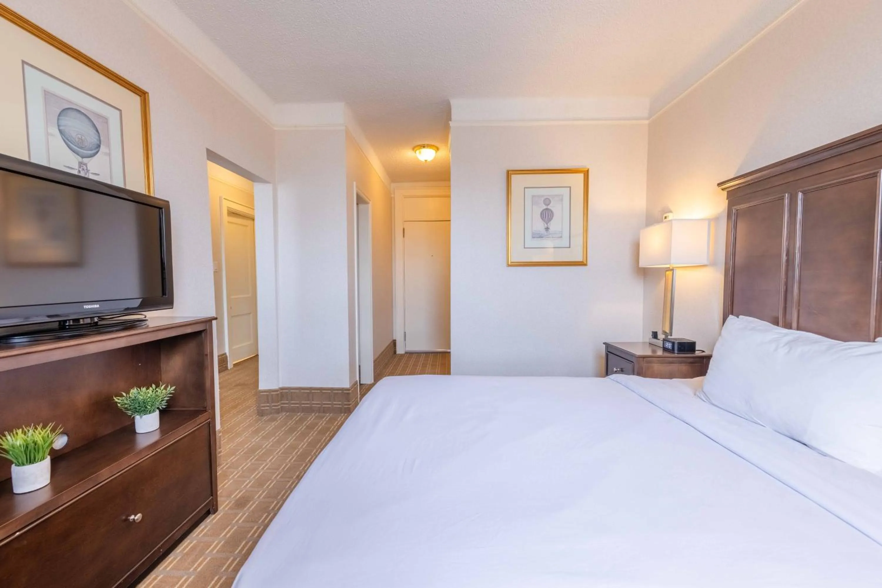 Bed in Prince Arthur Waterfront Hotel & Suites