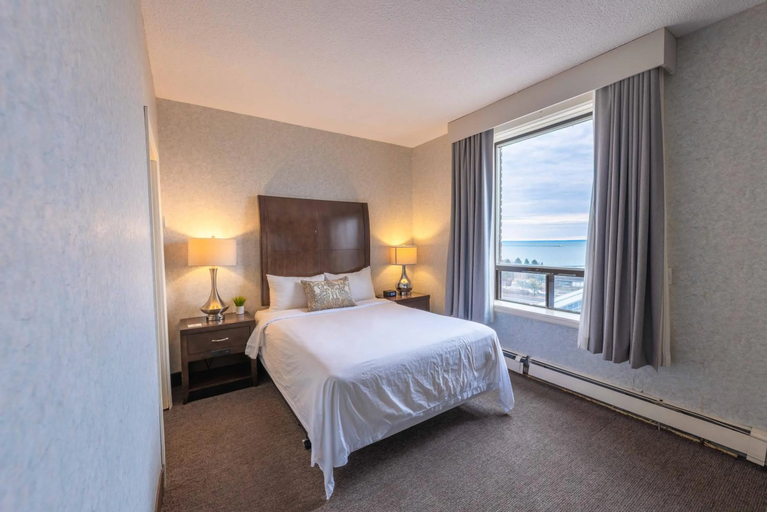 Bed in Prince Arthur Waterfront Hotel & Suites