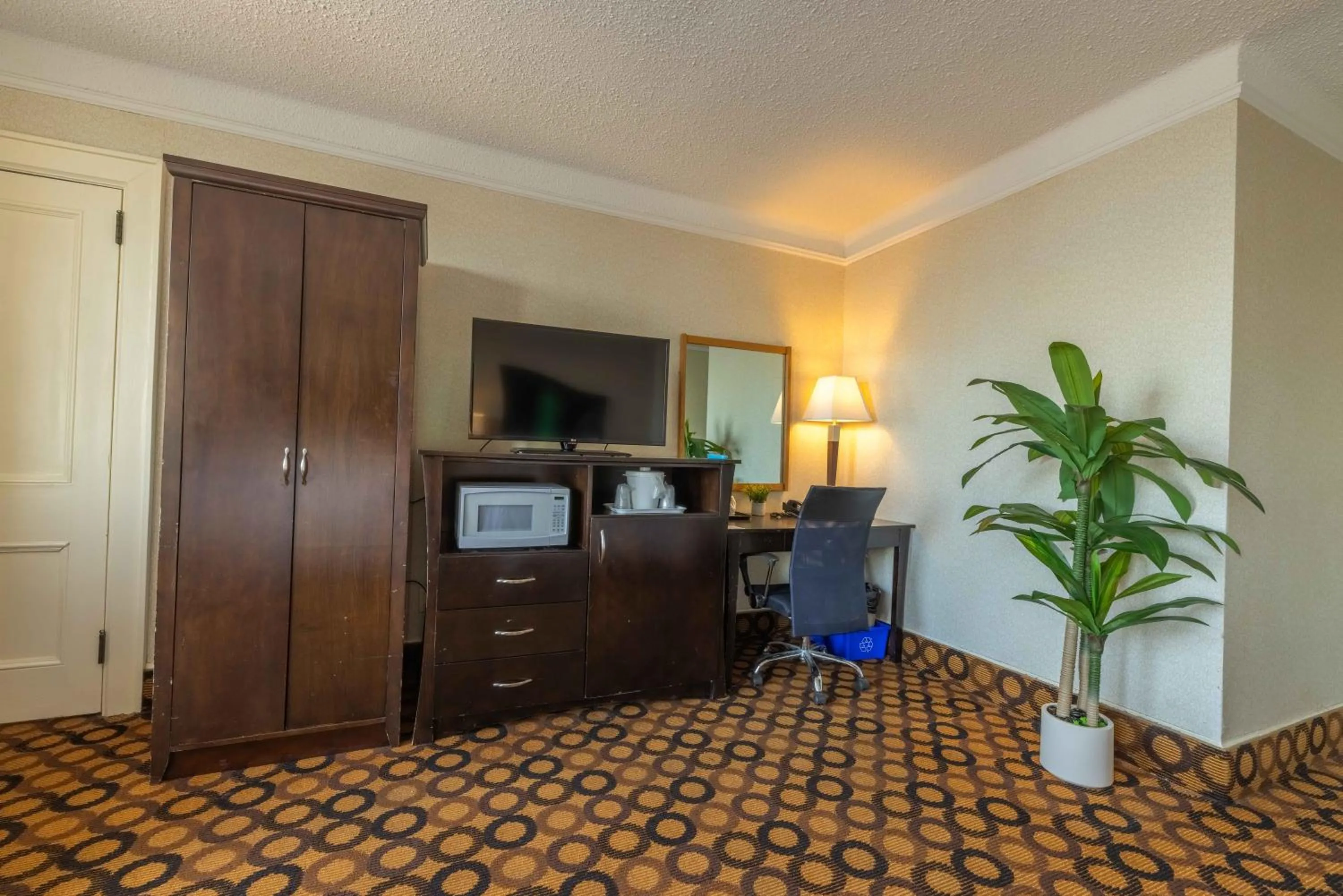 Bed in Prince Arthur Waterfront Hotel & Suites