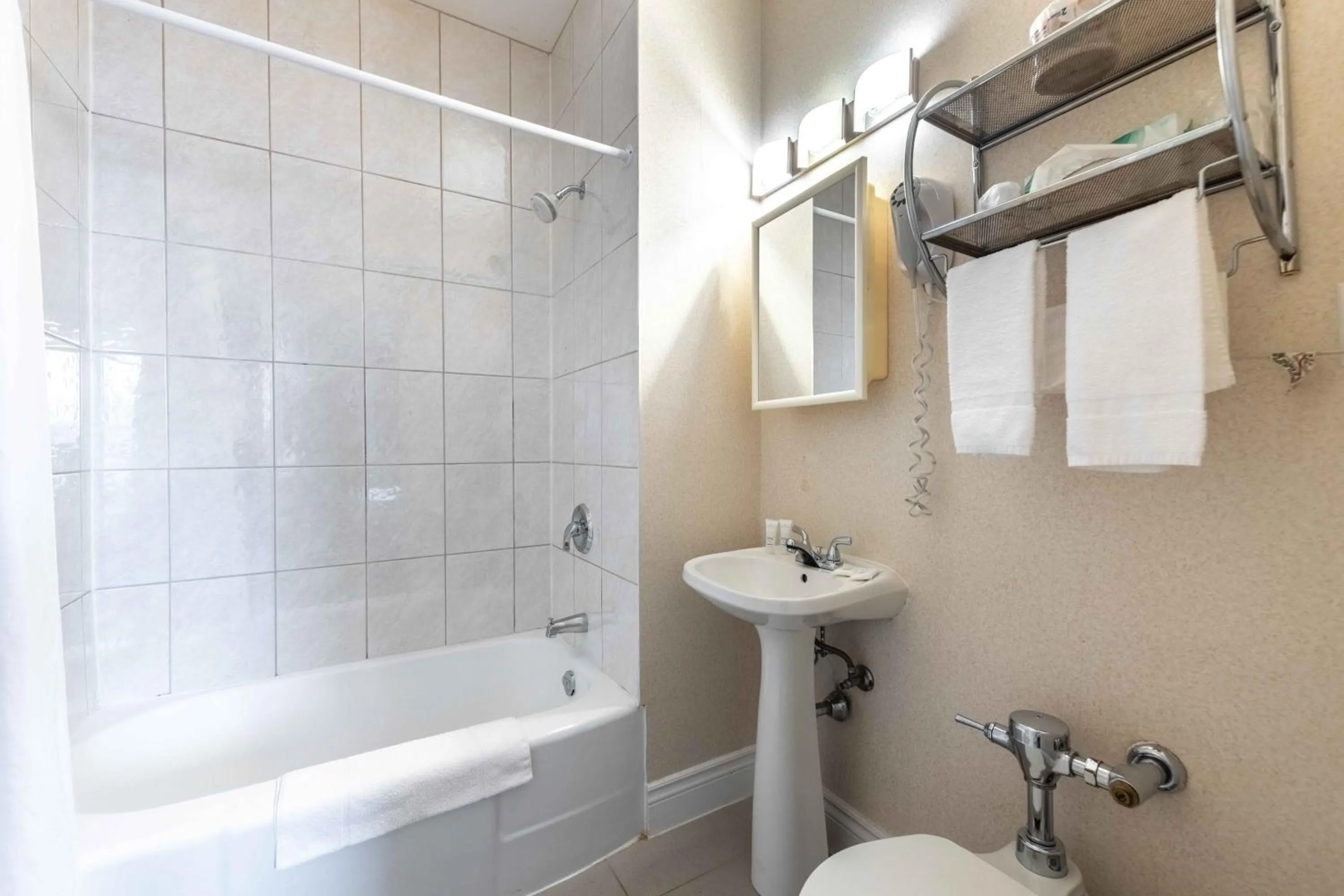 Prince Arthur Waterfront Hotel & Suites