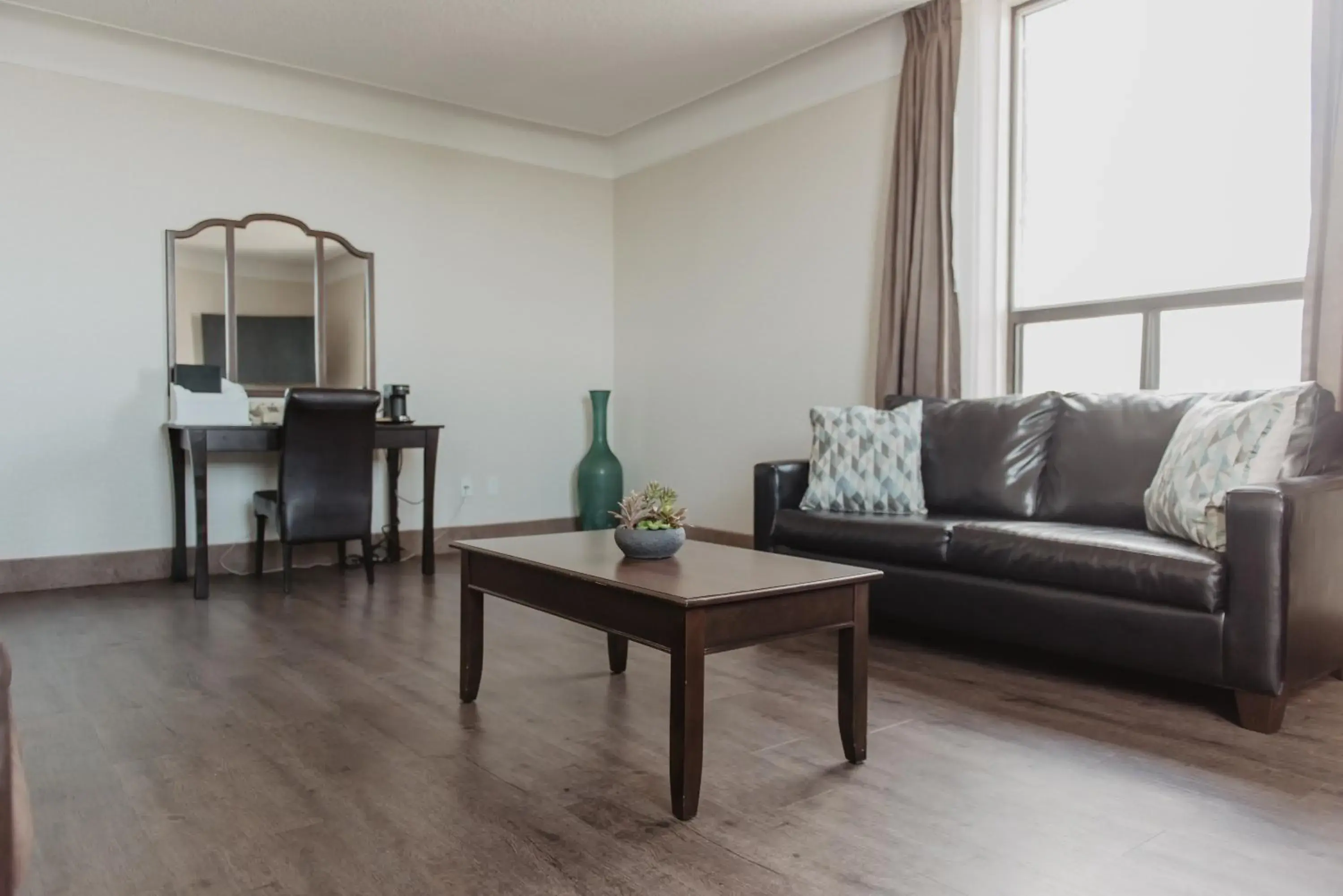 Living room in Prince Arthur Waterfront Hotel & Suites Living room in Prince Arthur Waterfront Hotel & Suites