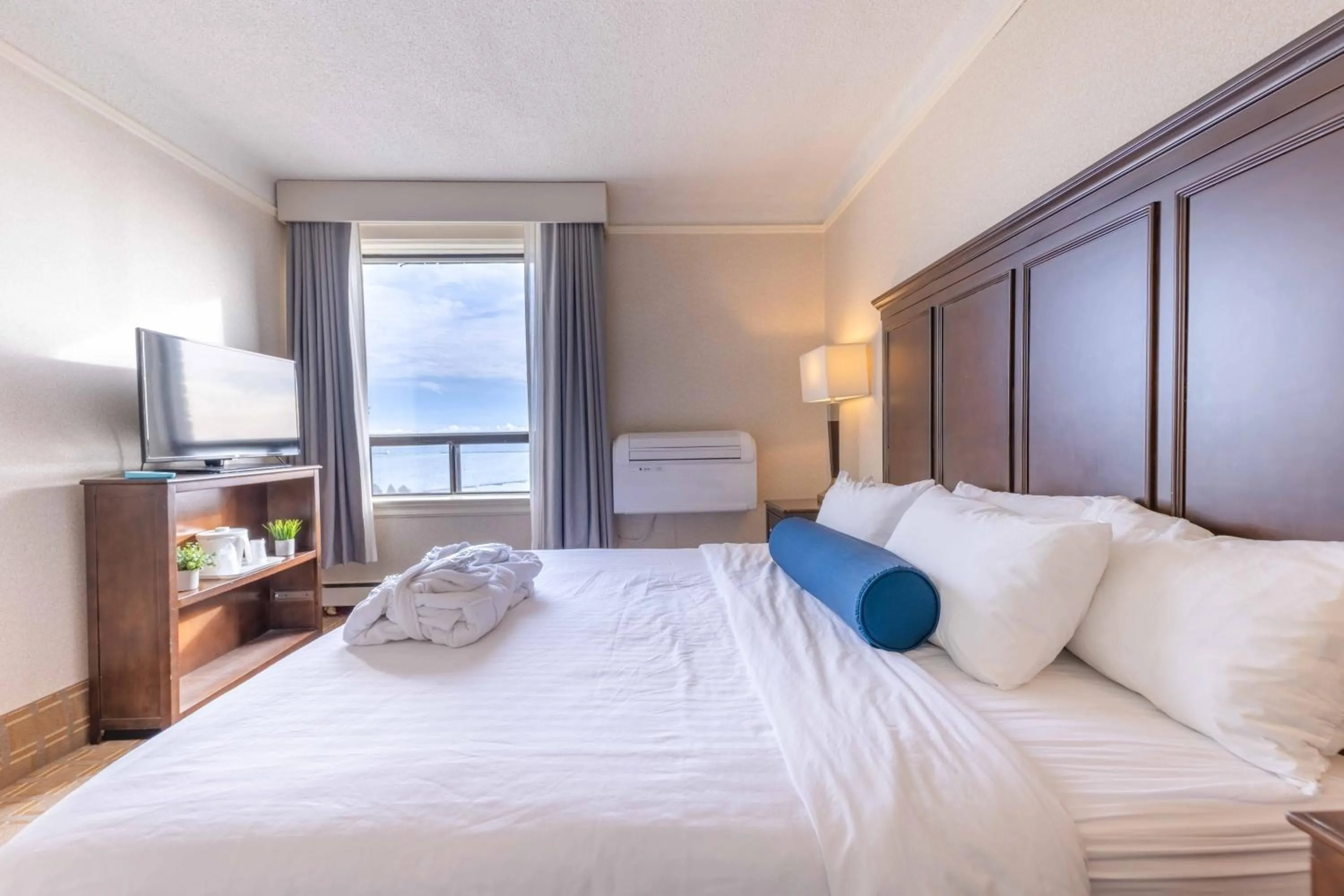 Bed in Prince Arthur Waterfront Hotel & Suites