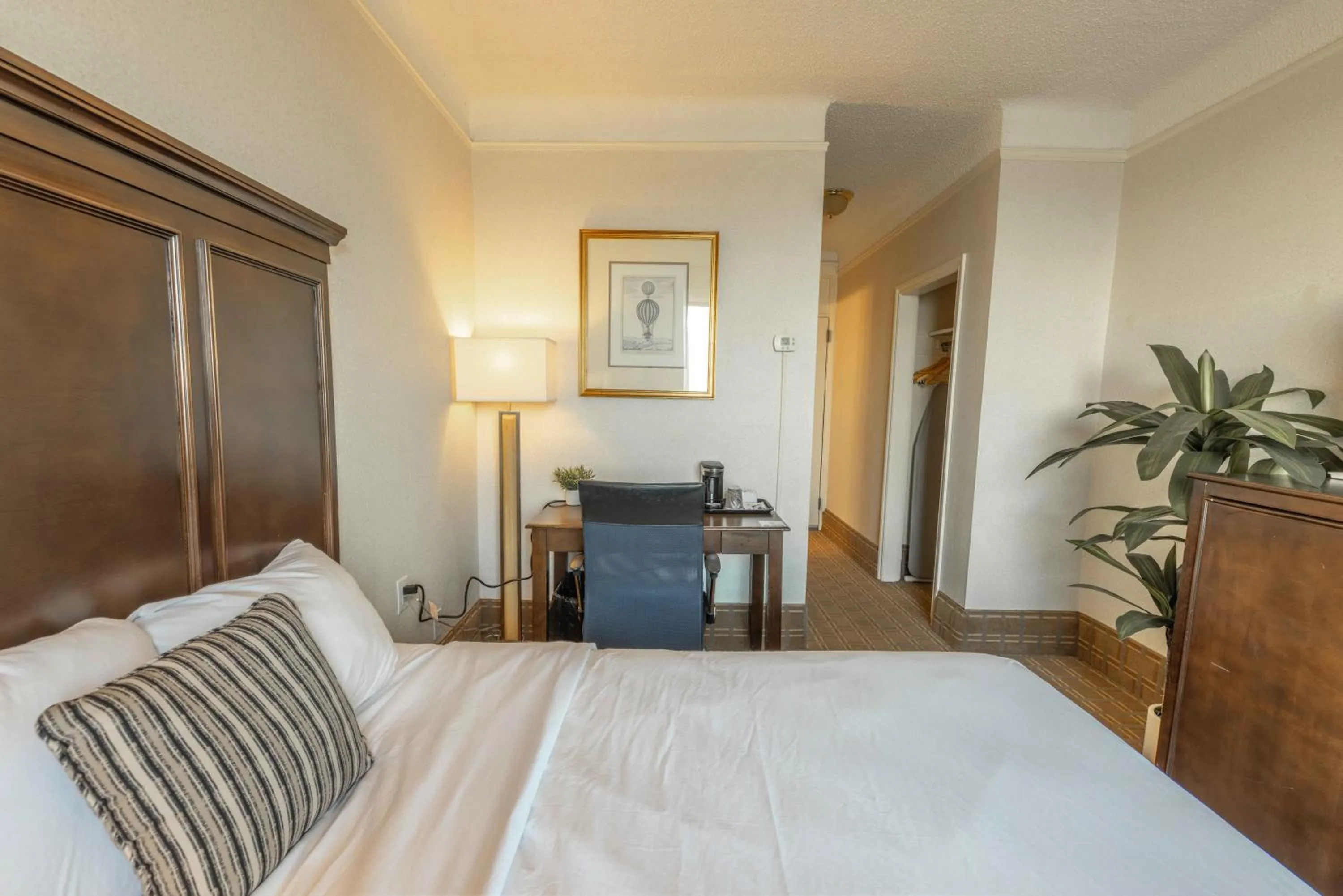 Bed in Prince Arthur Waterfront Hotel & Suites