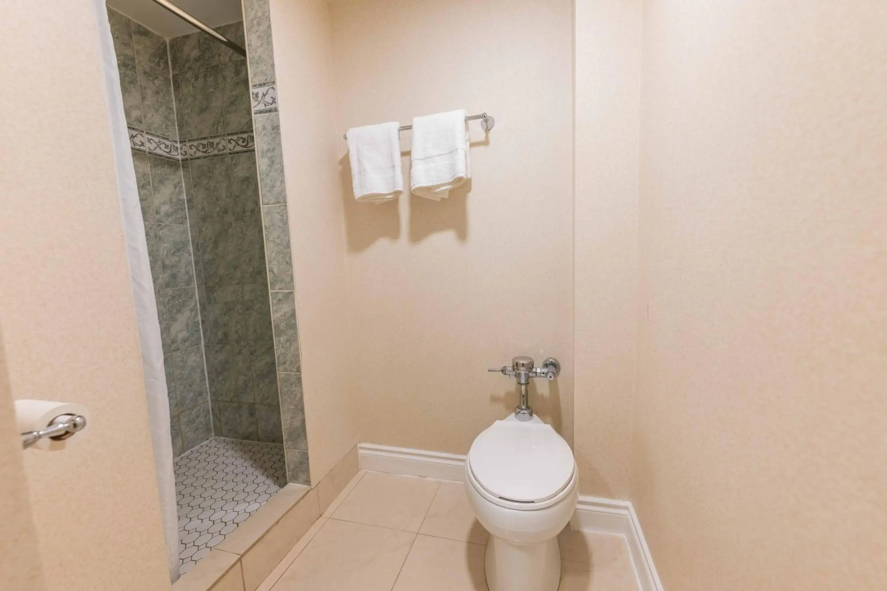 Shower in Prince Arthur Waterfront Hotel & Suites Shower in Prince Arthur Waterfront Hotel & Suites