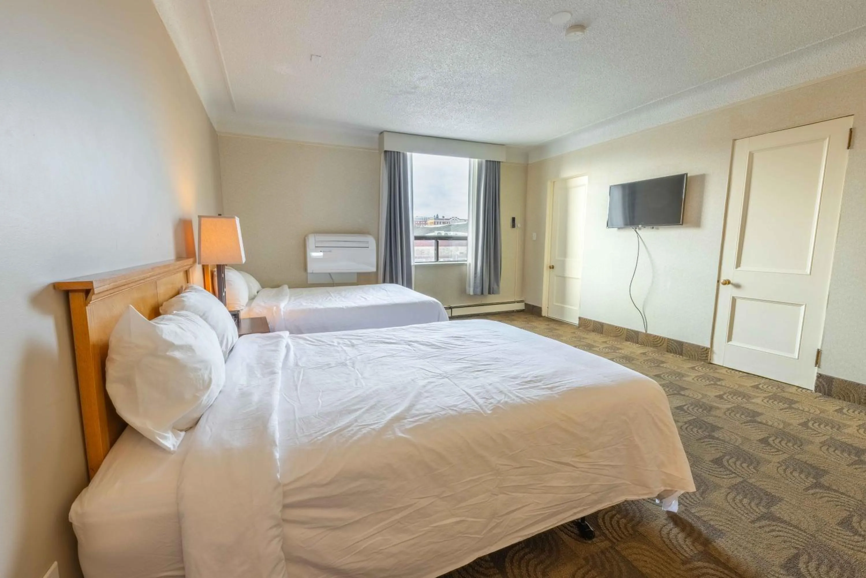 Bed in Prince Arthur Waterfront Hotel & Suites