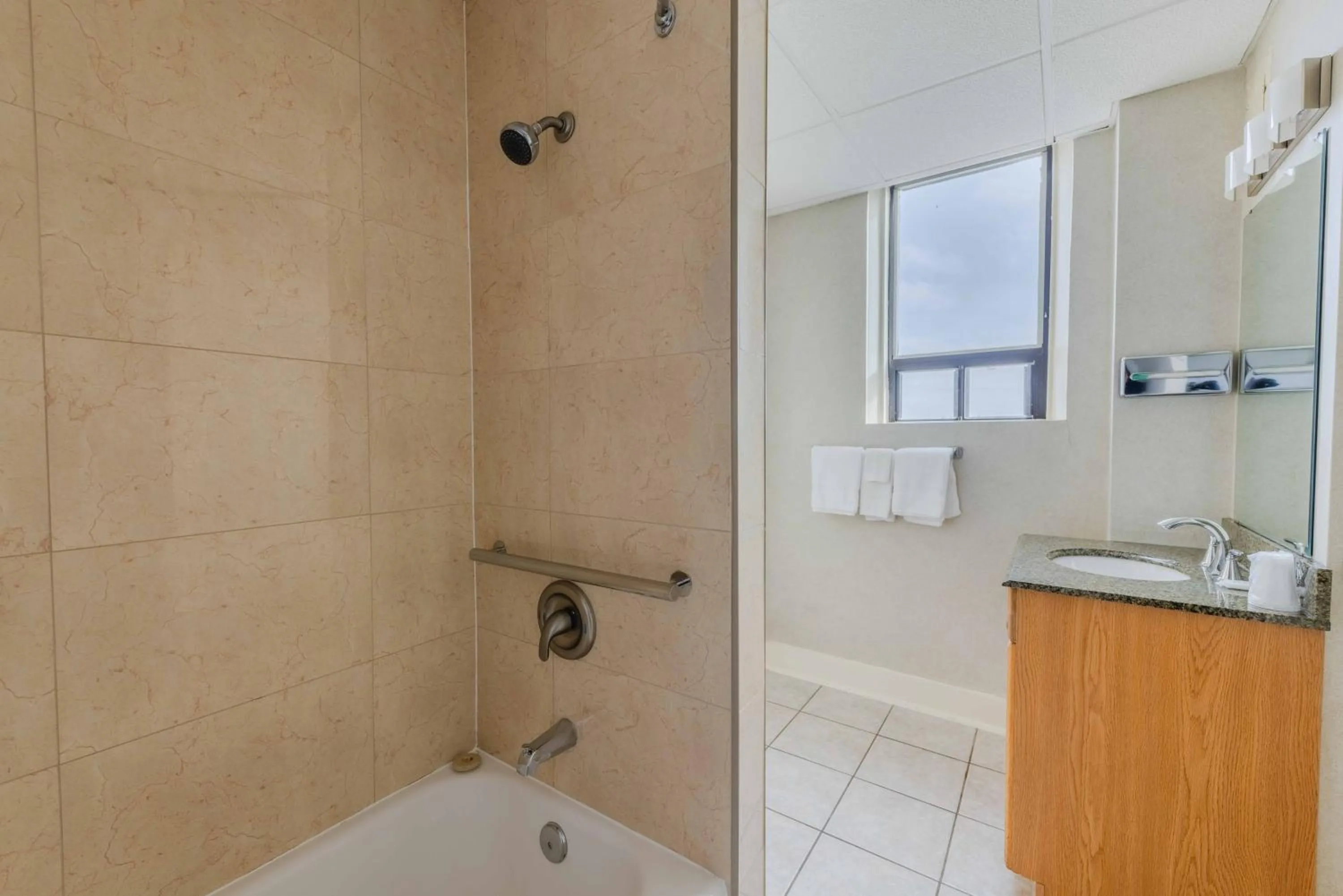 Prince Arthur Waterfront Hotel & Suites