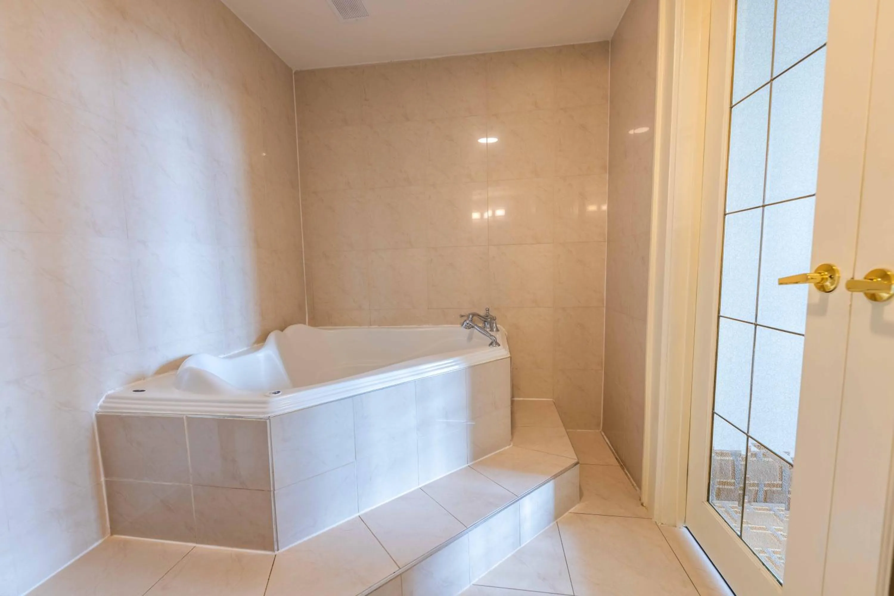 Prince Arthur Waterfront Hotel & Suites