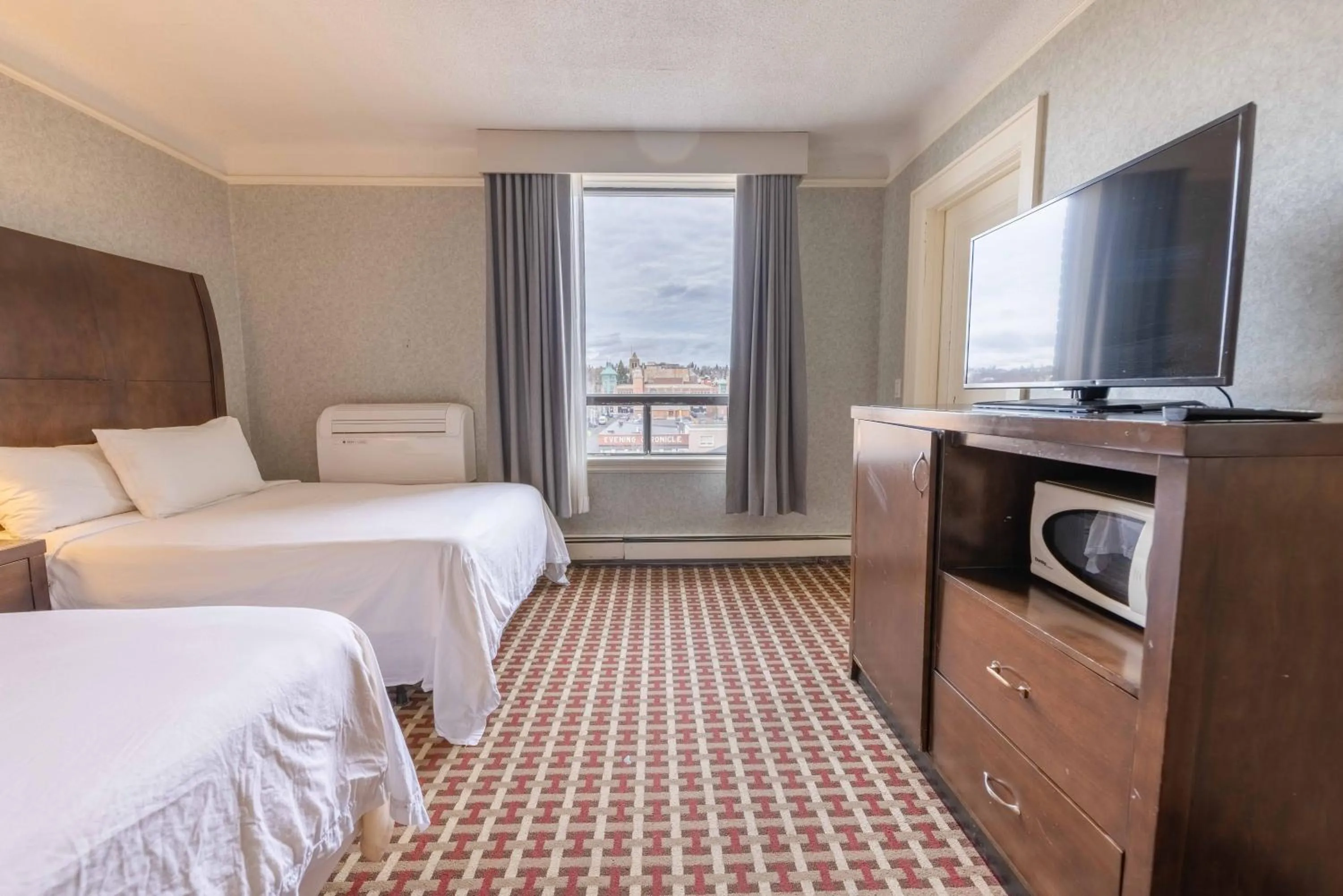 Bed in Prince Arthur Waterfront Hotel & Suites
