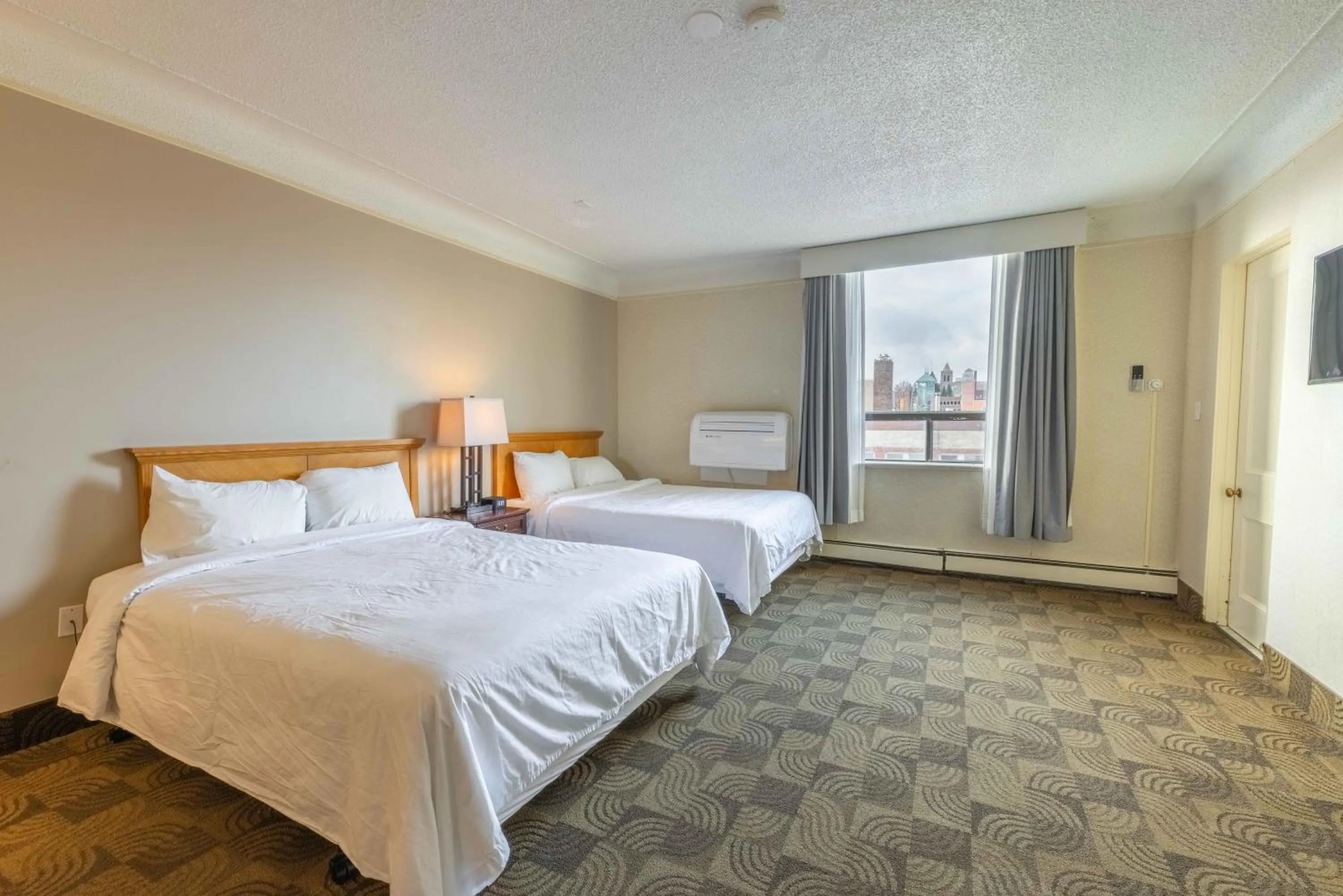 Bed in Prince Arthur Waterfront Hotel & Suites