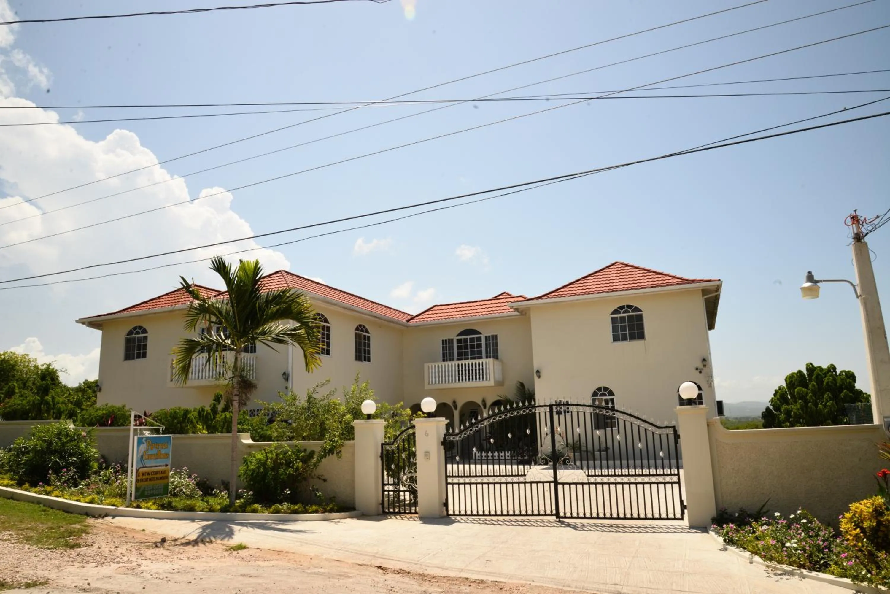 Facade/entrance in Retreat Guest House