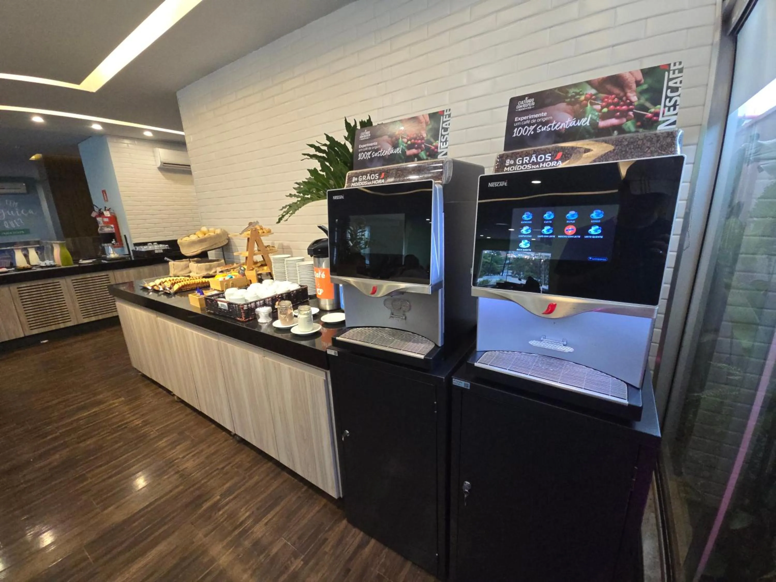 Food and drinks in Golden Tower Maurilio Biagi by Fênix Hotéis