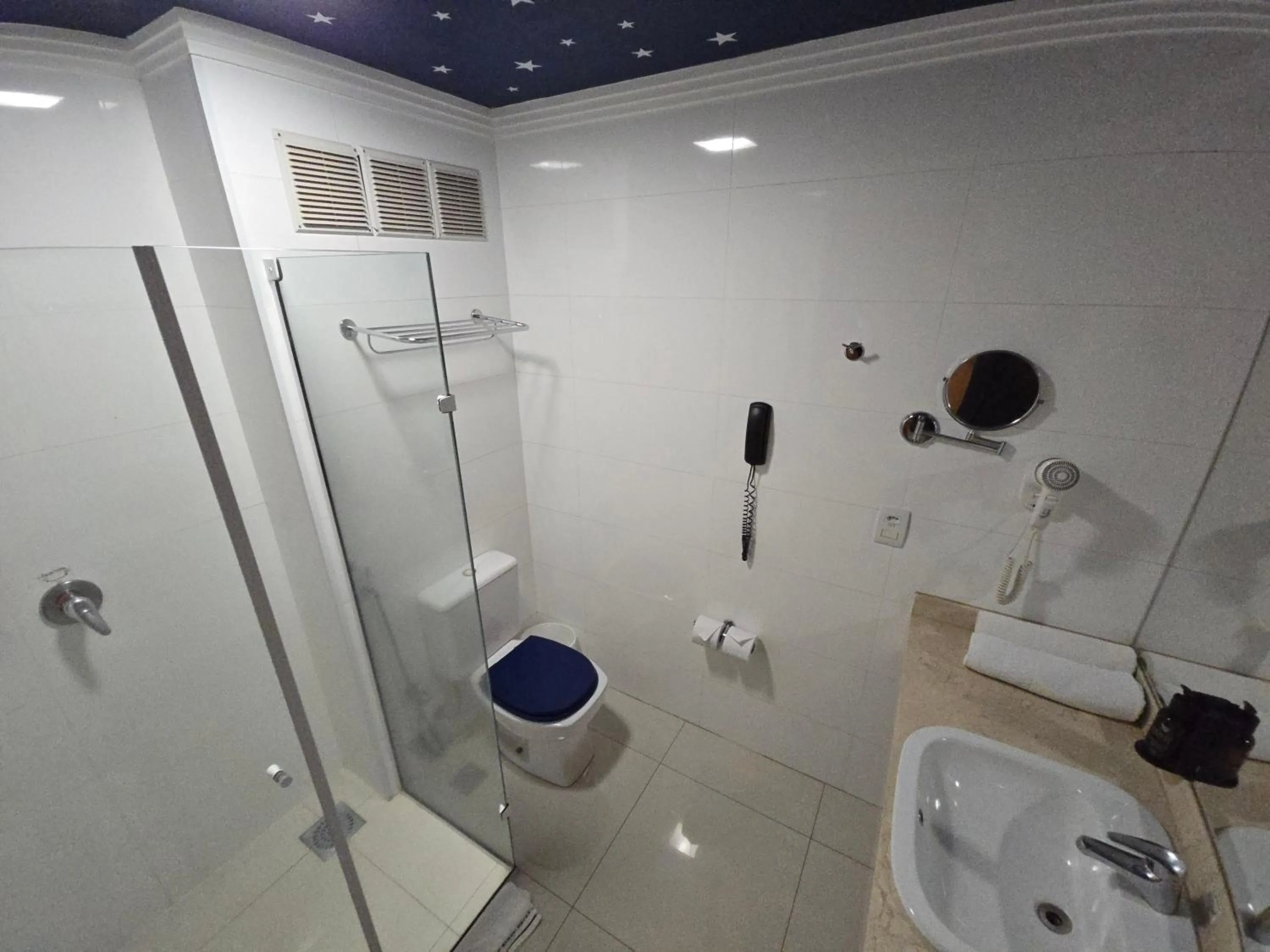 Toilet in Golden Tower Maurilio Biagi by Fênix Hotéis