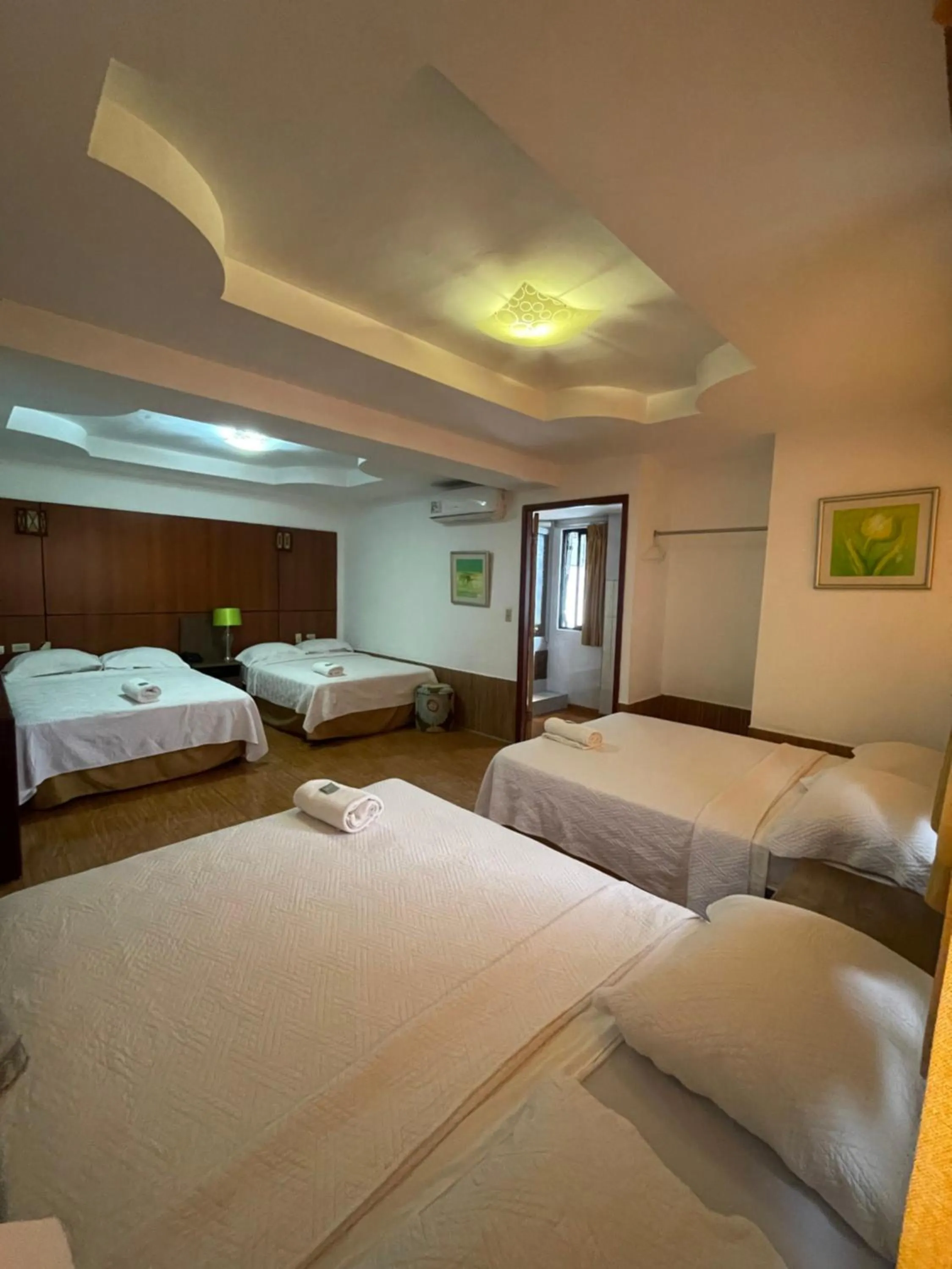 Bed in Hotel Costa Inn