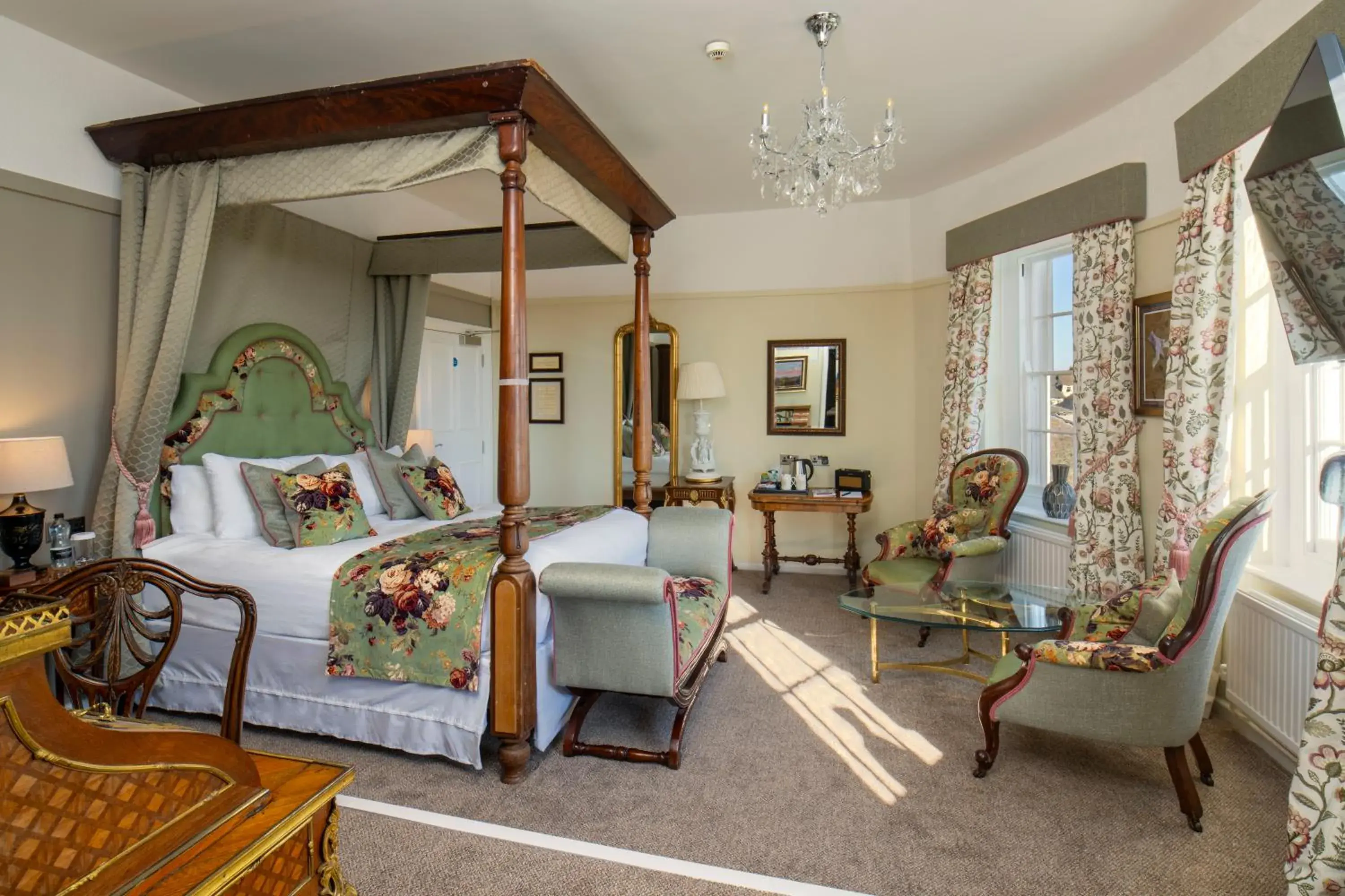 Deluxe Double Room in The Castle Of Brecon Hotel, Brecon, Powys - The Coaching Inn Group Deluxe Double Room in The Castle Of Brecon Hotel, Brecon, Powys - The Coaching Inn Group
