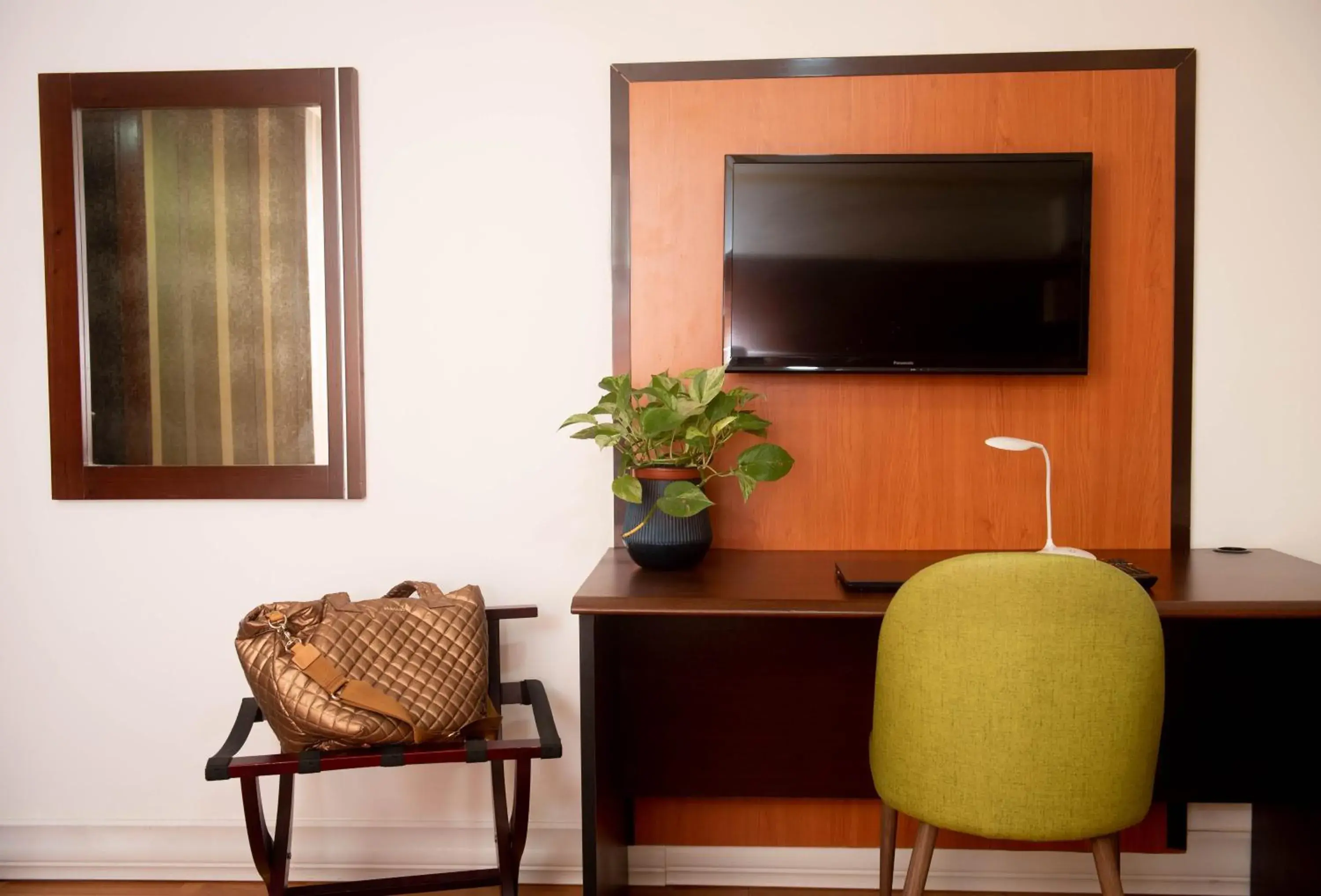 Bedroom in Cresta Inn Bedroom in Cresta Inn