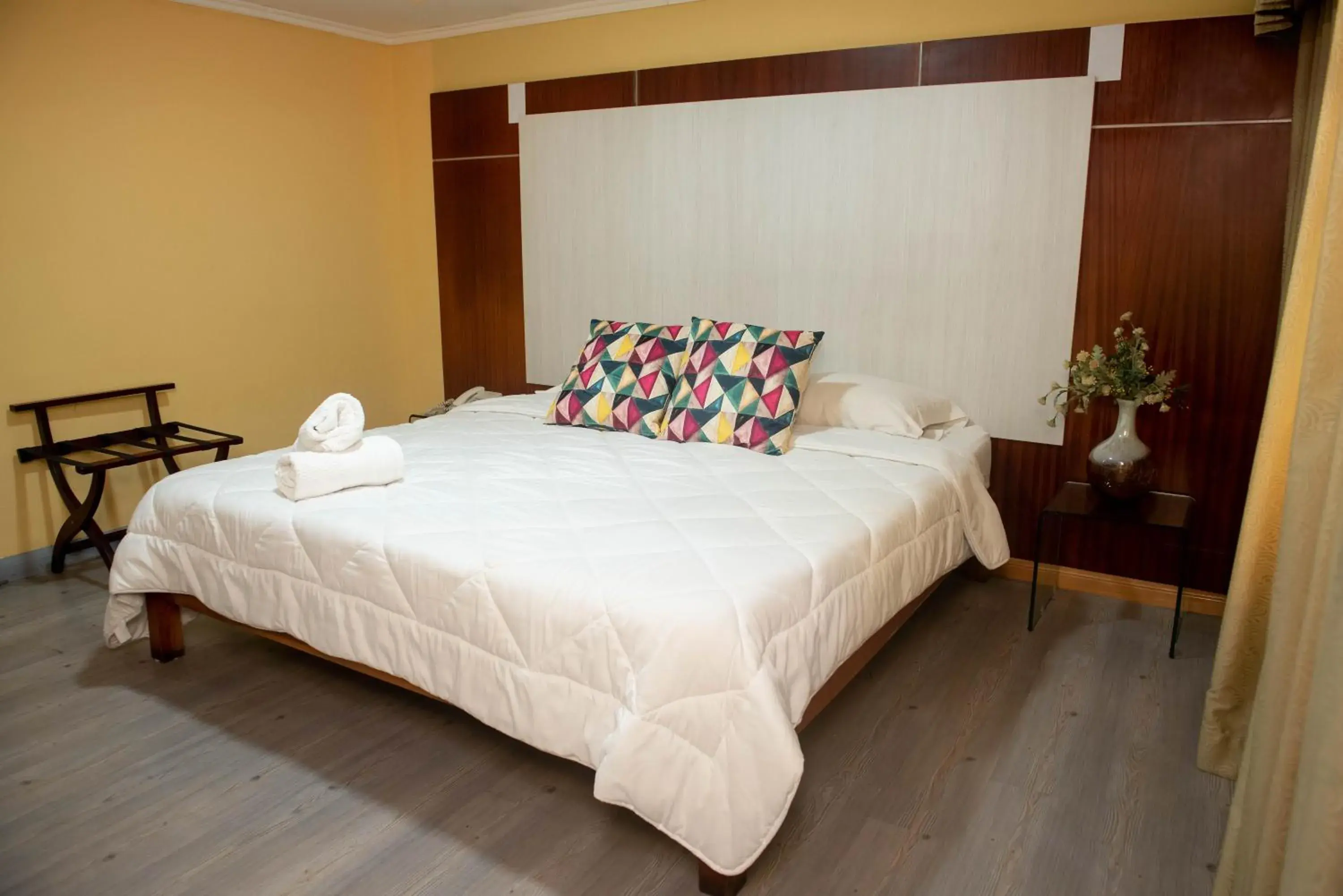 Bedroom, Bed in Cresta Inn Bedroom, Bed in Cresta Inn