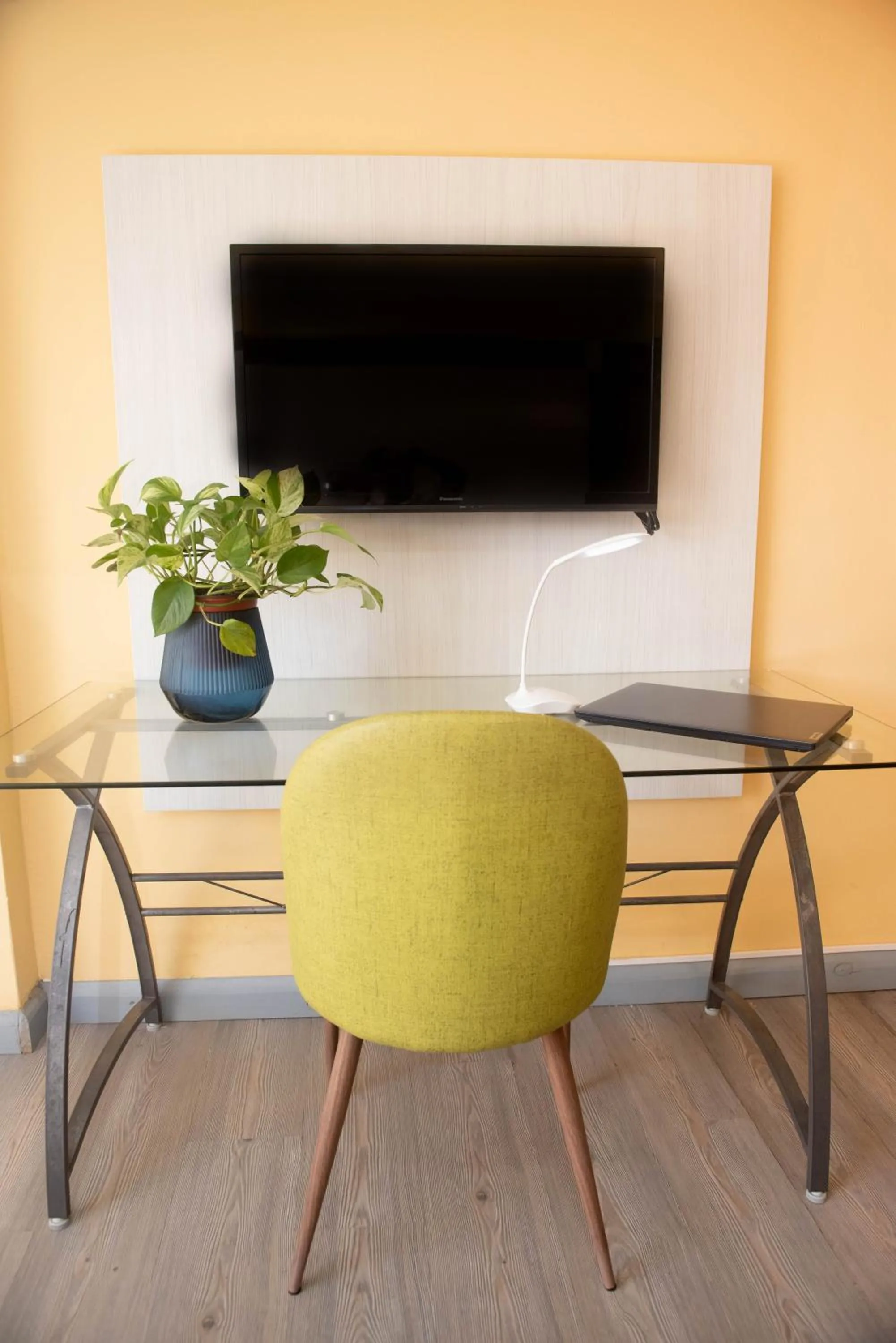 Bedroom in Cresta Inn