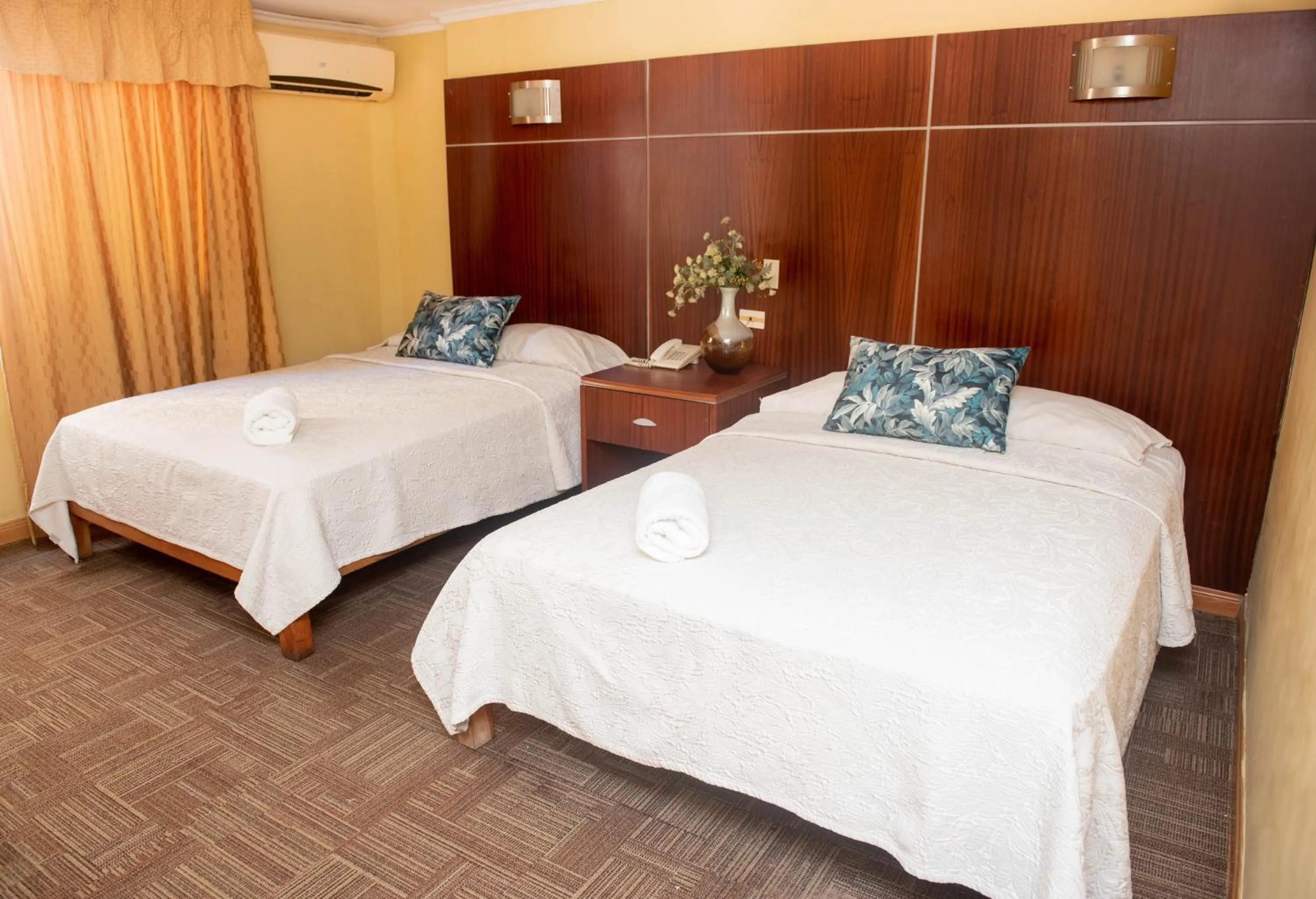 Bedroom, Bed in Cresta Inn