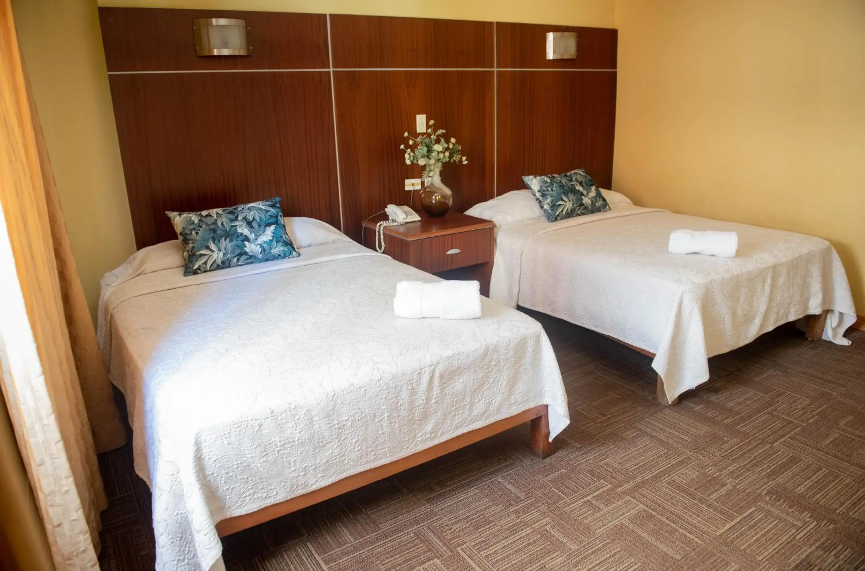 Bedroom, Bed in Cresta Inn Bedroom, Bed in Cresta Inn