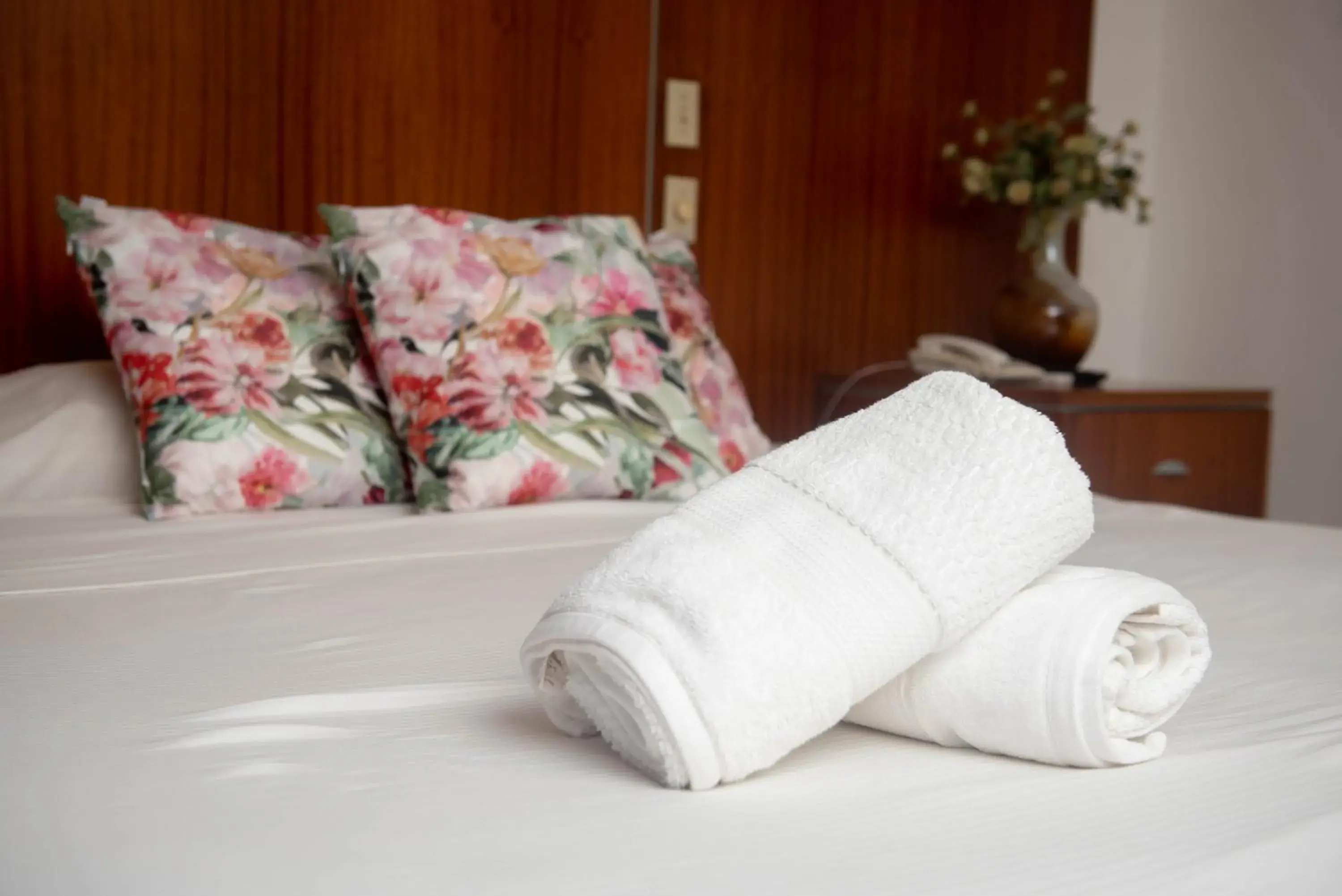 Bedroom, Bed in Cresta Inn Bedroom, Bed in Cresta Inn