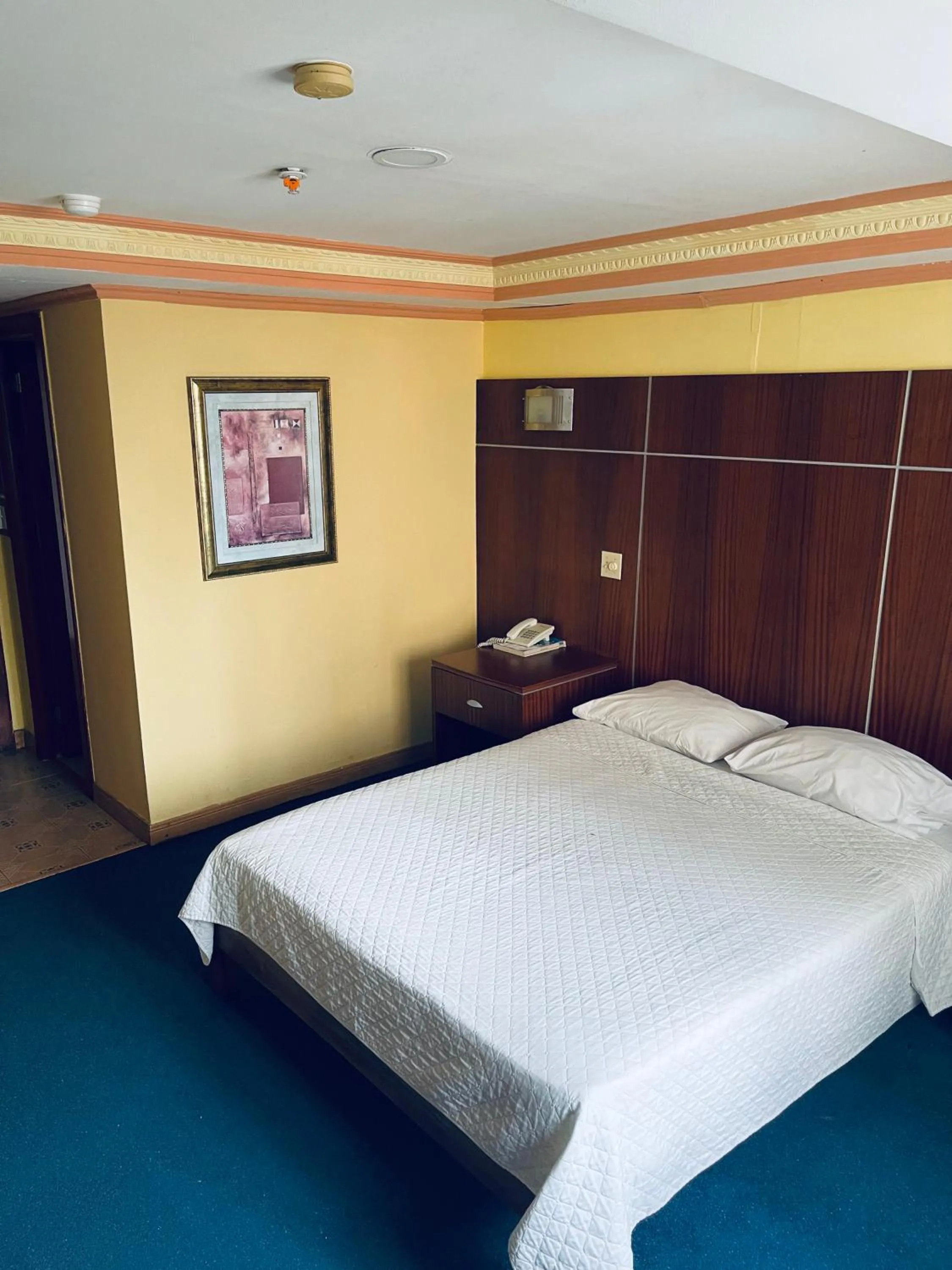 Photo of the whole room, Bed in Cresta Inn