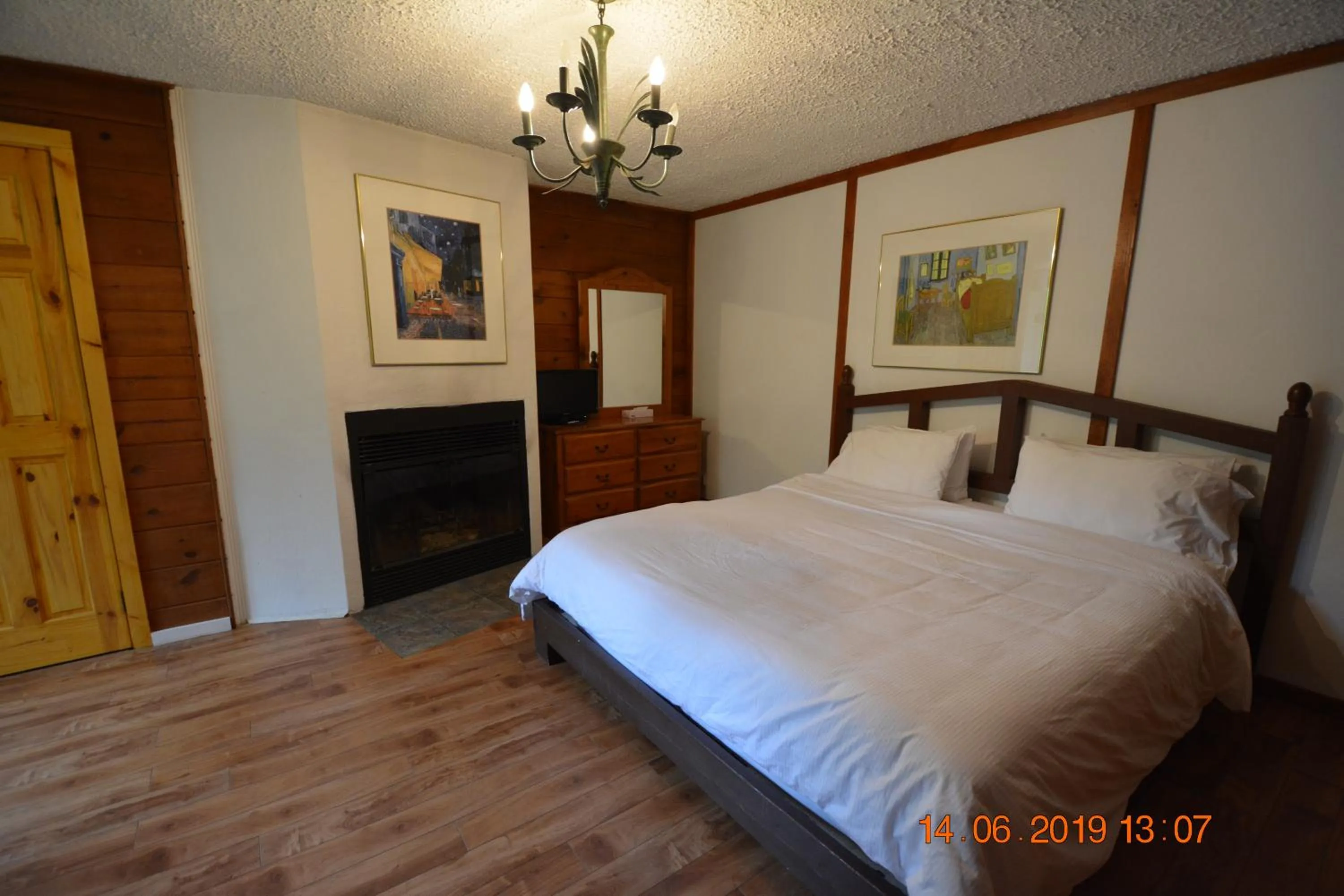 Bed in Auberge Alpine Inn