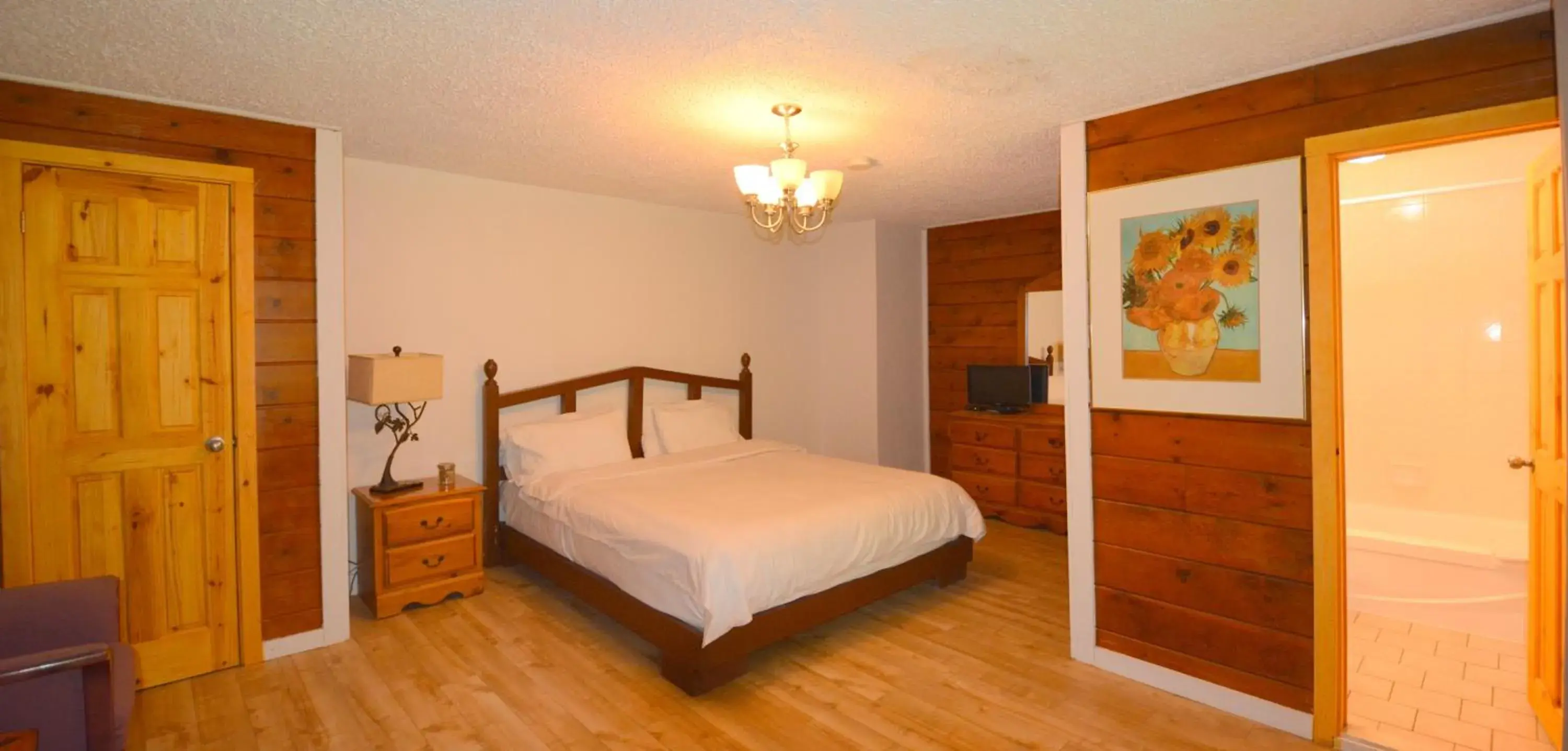 Deluxe Queen Room in Auberge Alpine Inn Deluxe Queen Room in Auberge Alpine Inn