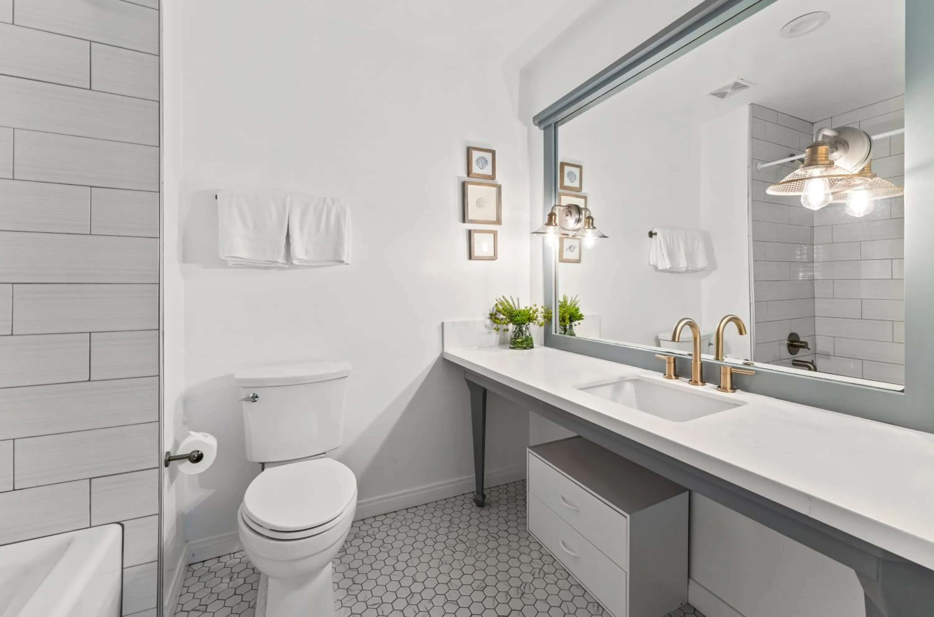 Bathroom in Inn at Playa del Rey