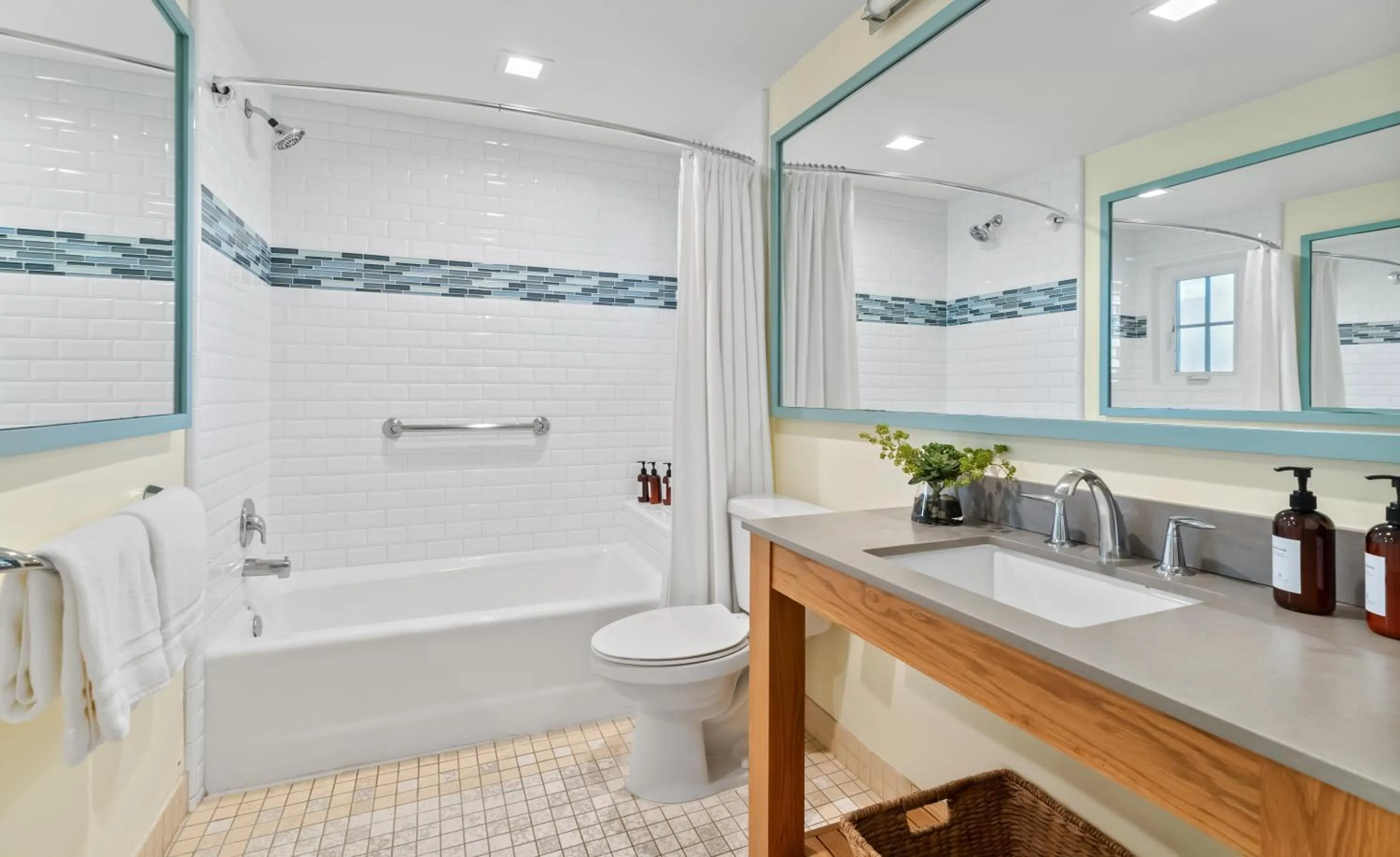 Bathroom in Inn at Playa del Rey