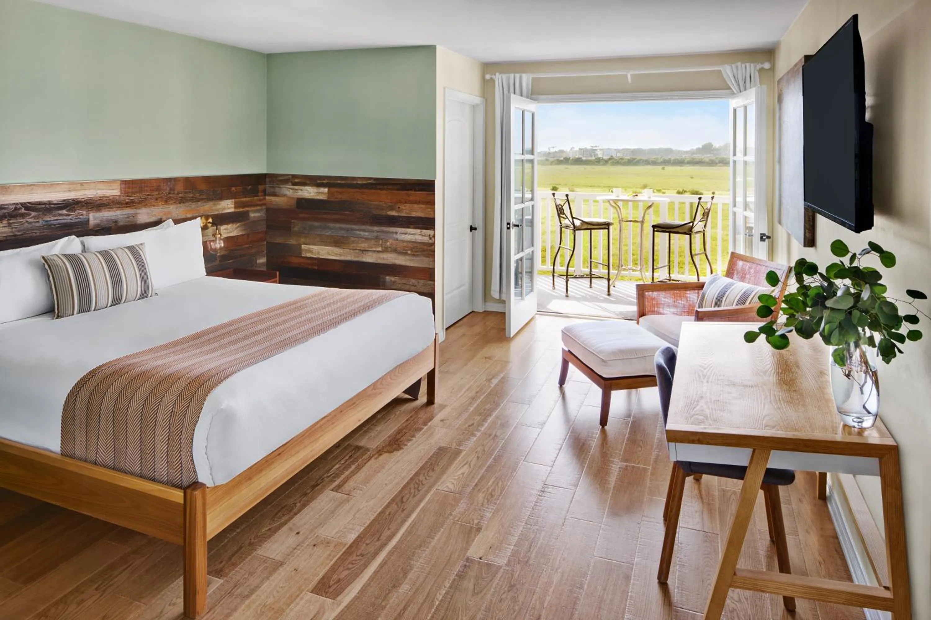 Bed in Inn at Playa del Rey