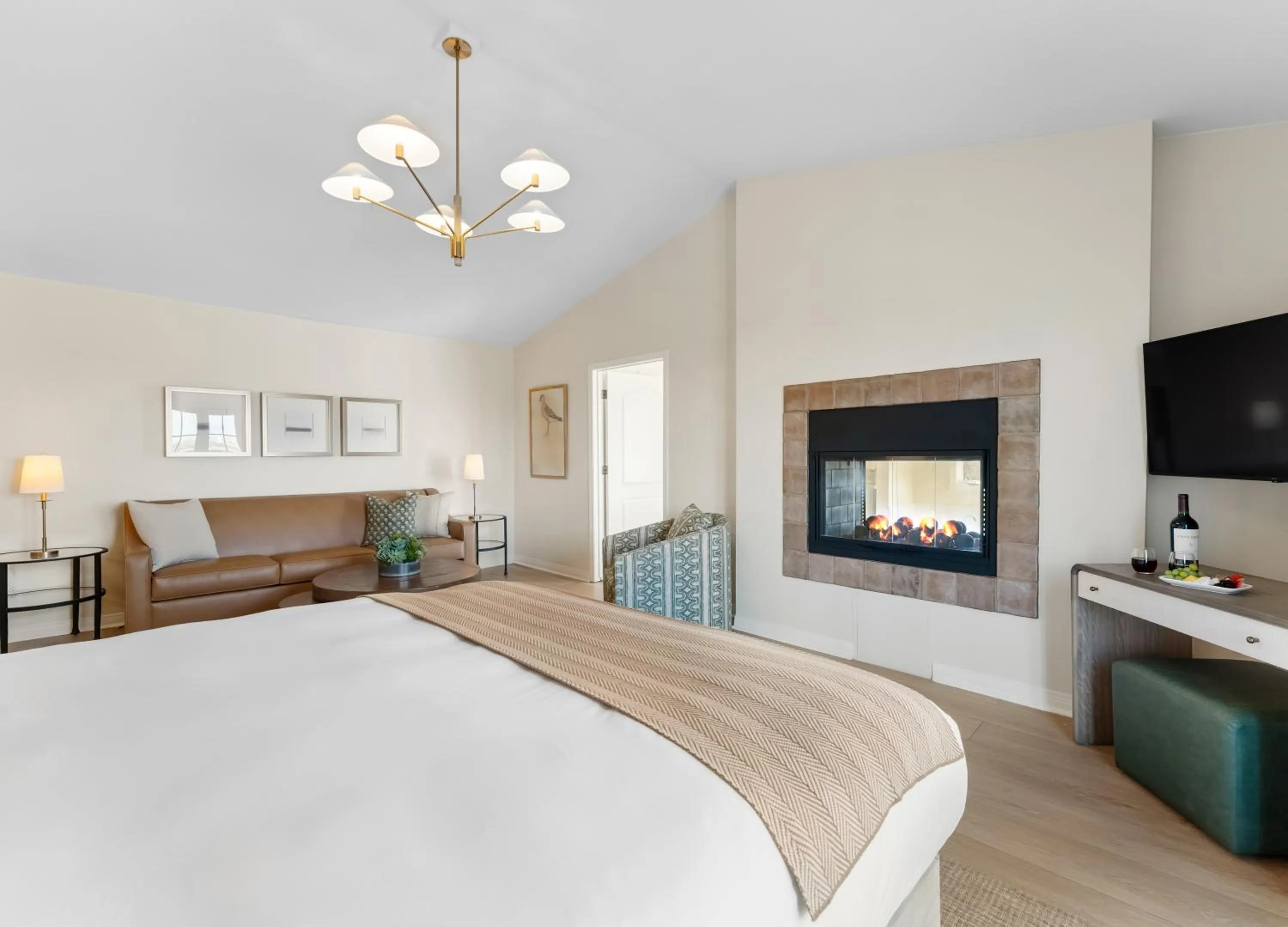 fireplace, Bed in Inn at Playa del Rey