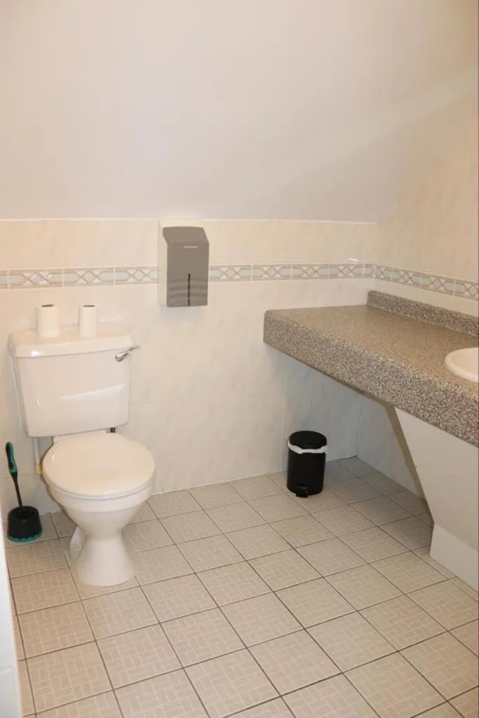 Toilet in Hillview Lodge