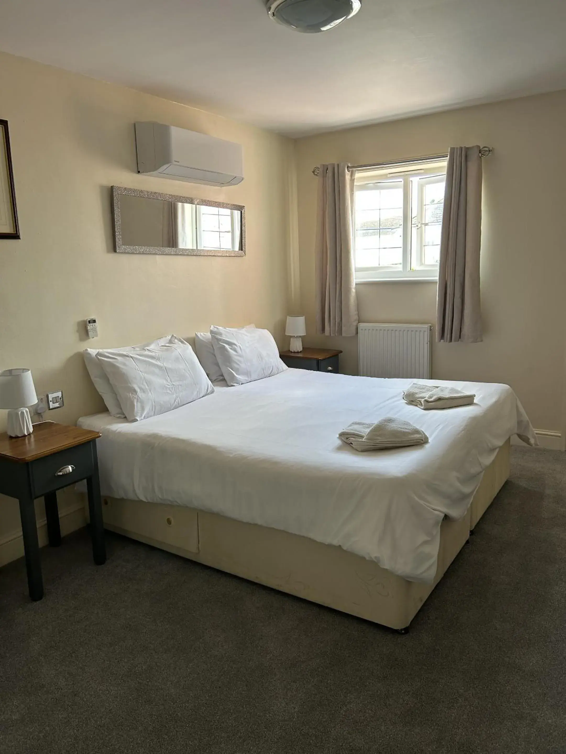 Bedroom, Bed in Halfway House Inn Country Lodge Bedroom, Bed in Halfway House Inn Country Lodge