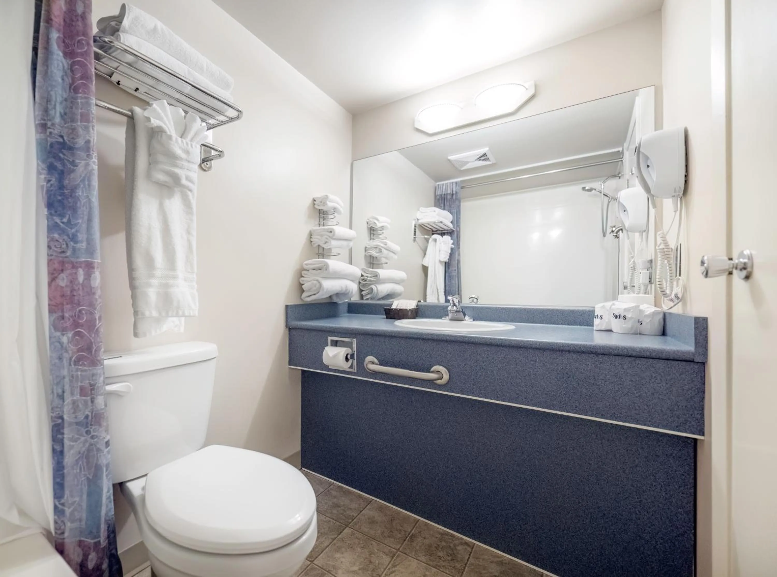 Queen Room with Kitchenette - Street View in Sidney Waterfront Inn & Suites