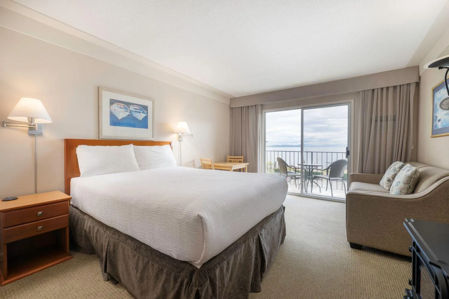 Bed in Sidney Waterfront Inn & Suites