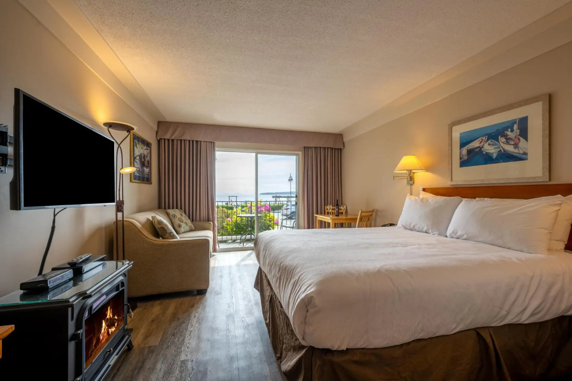 Queen Room with Sea View in Sidney Waterfront Inn & Suites