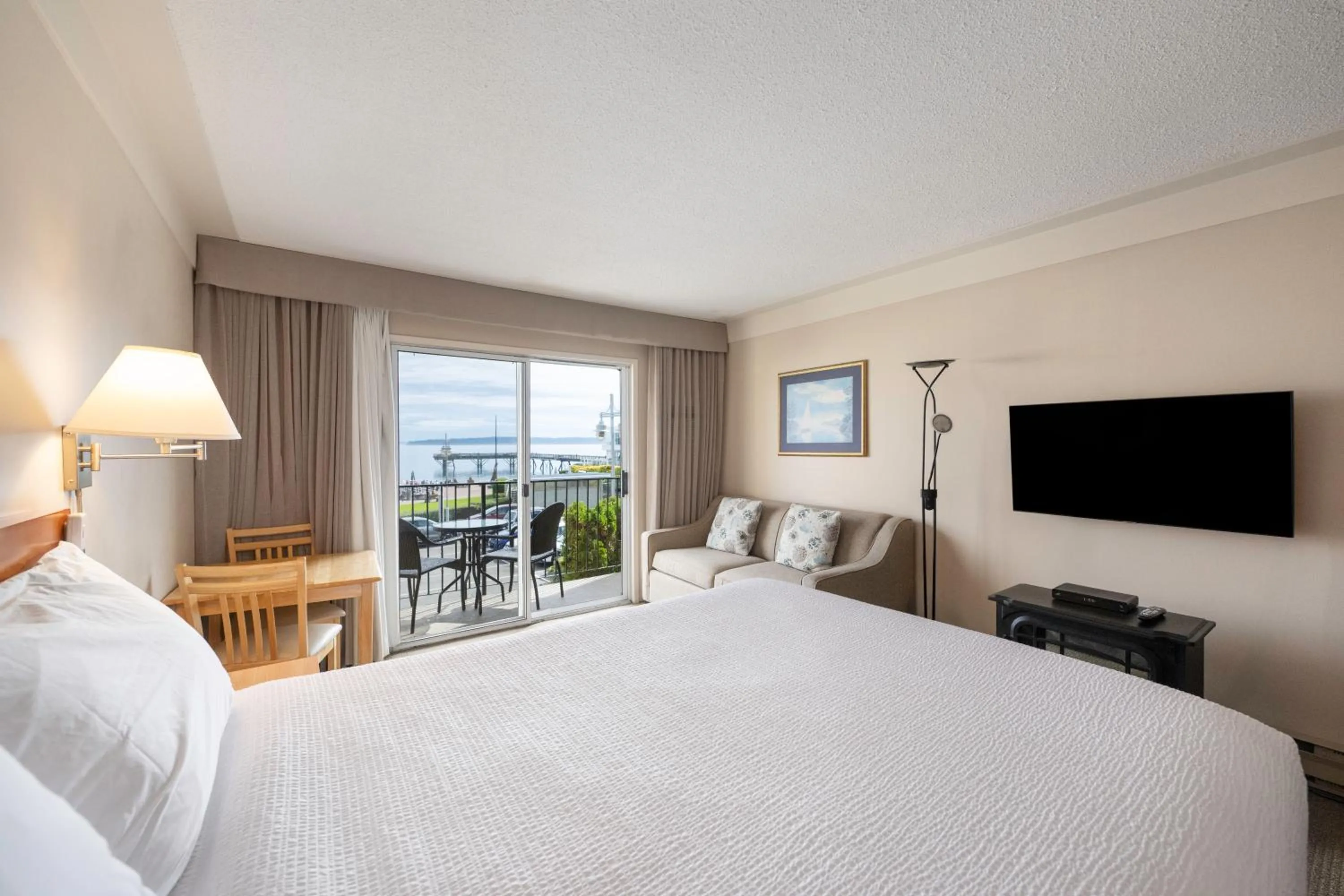 Bed in Sidney Waterfront Inn & Suites