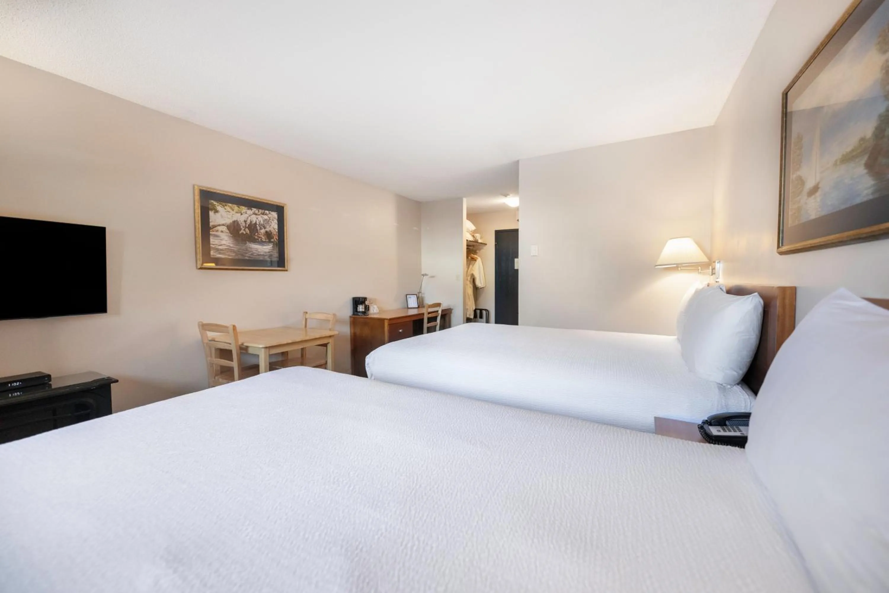 Bed in Sidney Waterfront Inn & Suites