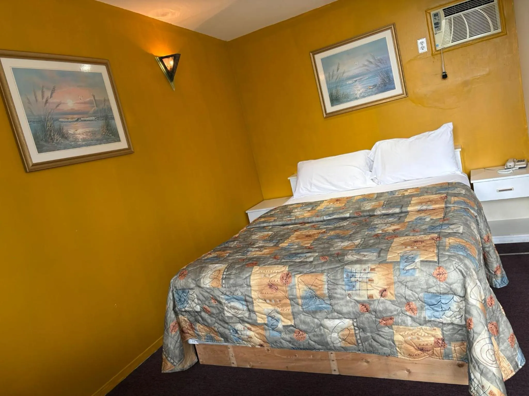 Bed in Motel Le Voyageur