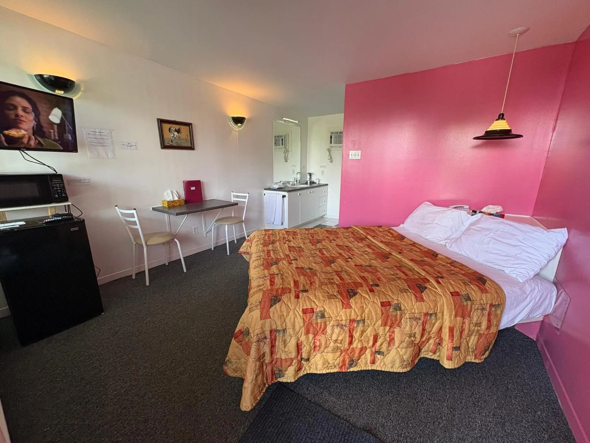 Bed in Motel Le Voyageur