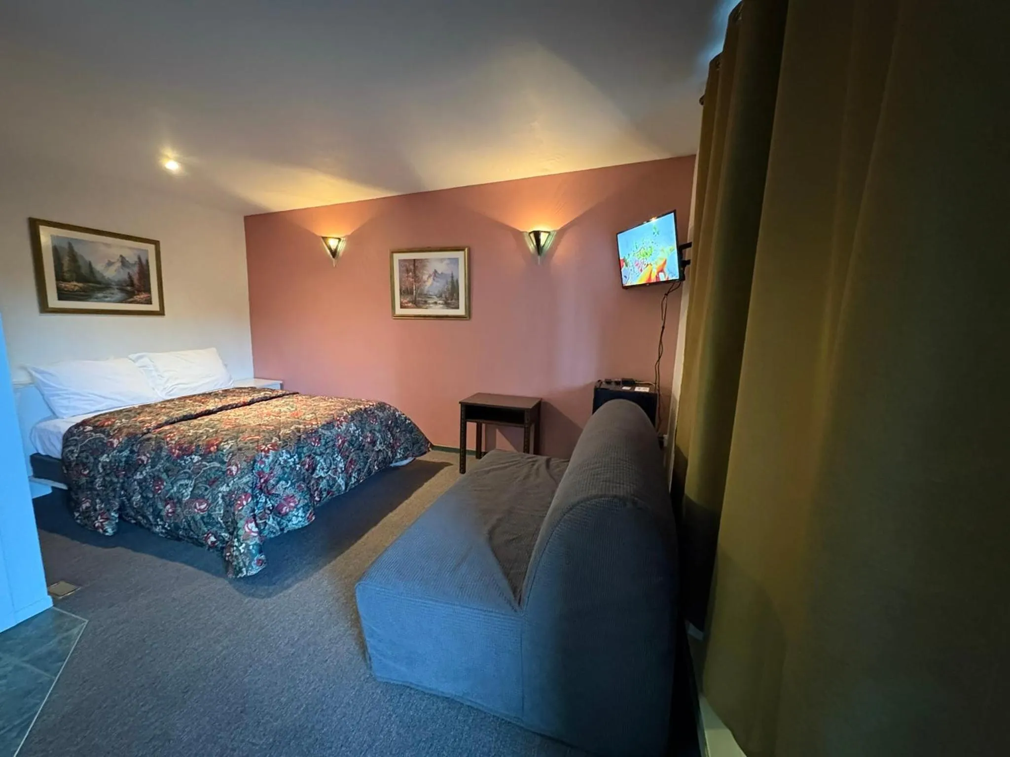 Bed in Motel Le Voyageur