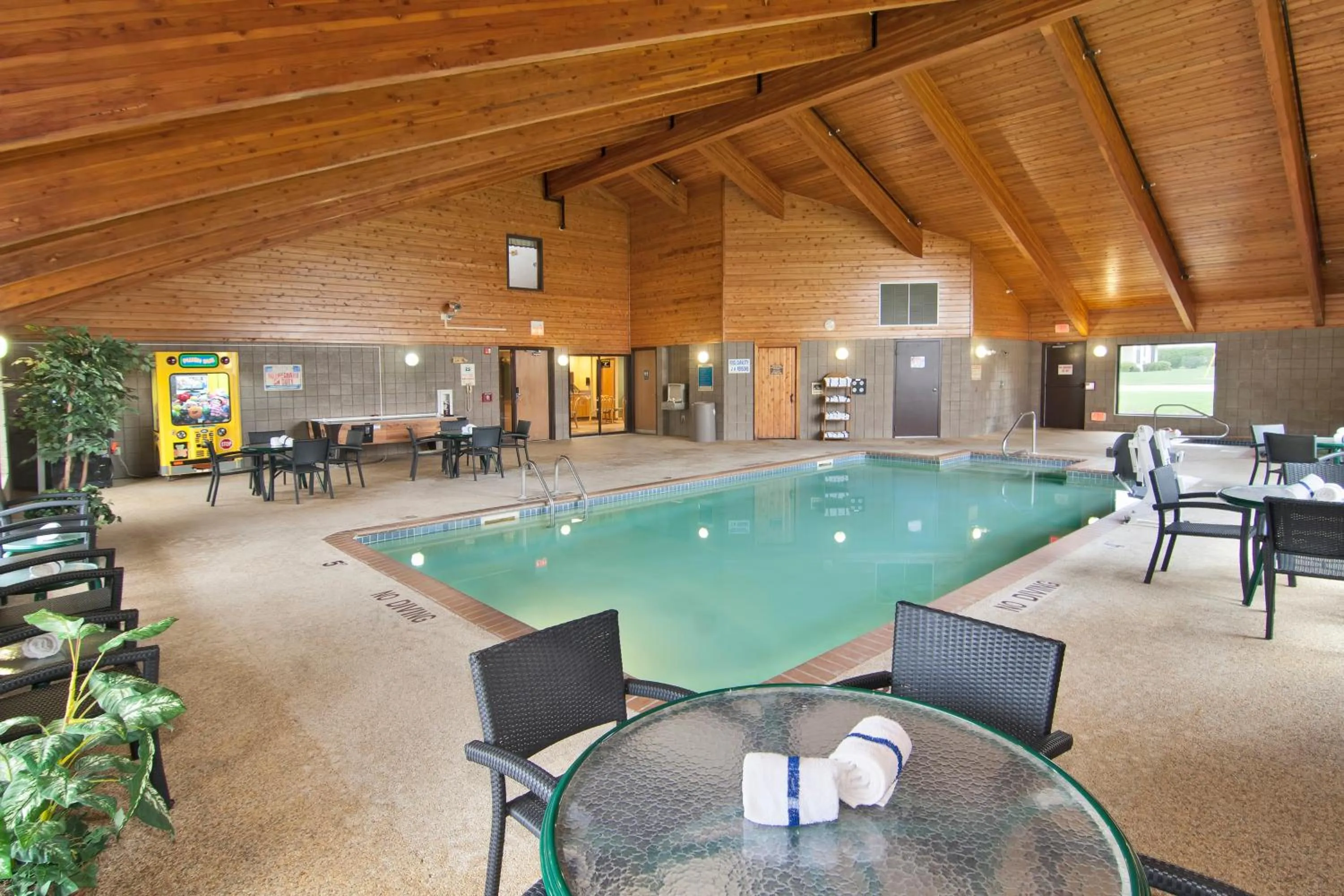 Swimming pool in Boarders Inn & Suites by Cobblestone Hotels - Faribault