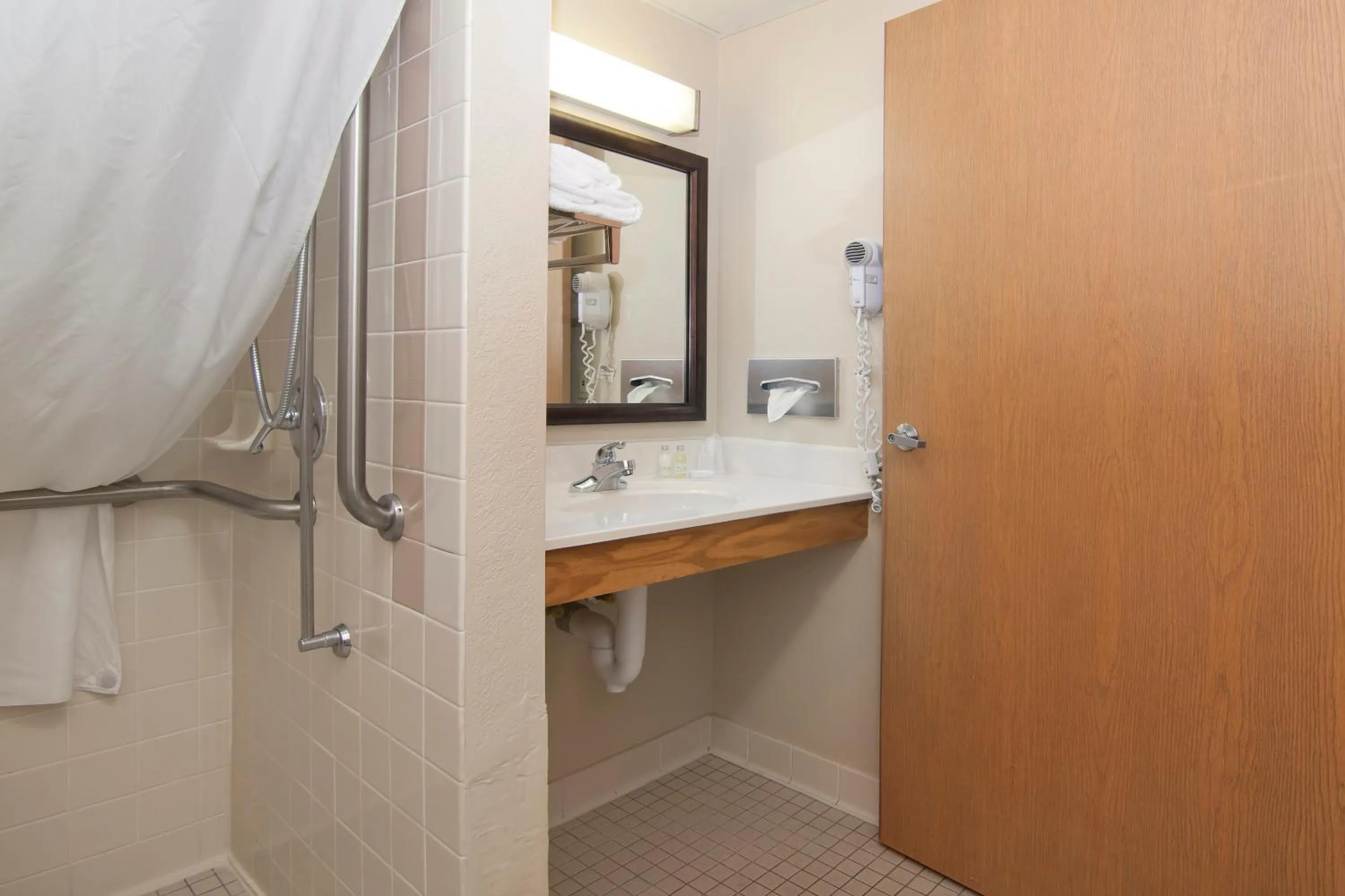 Shower in Boarders Inn & Suites by Cobblestone Hotels - Faribault