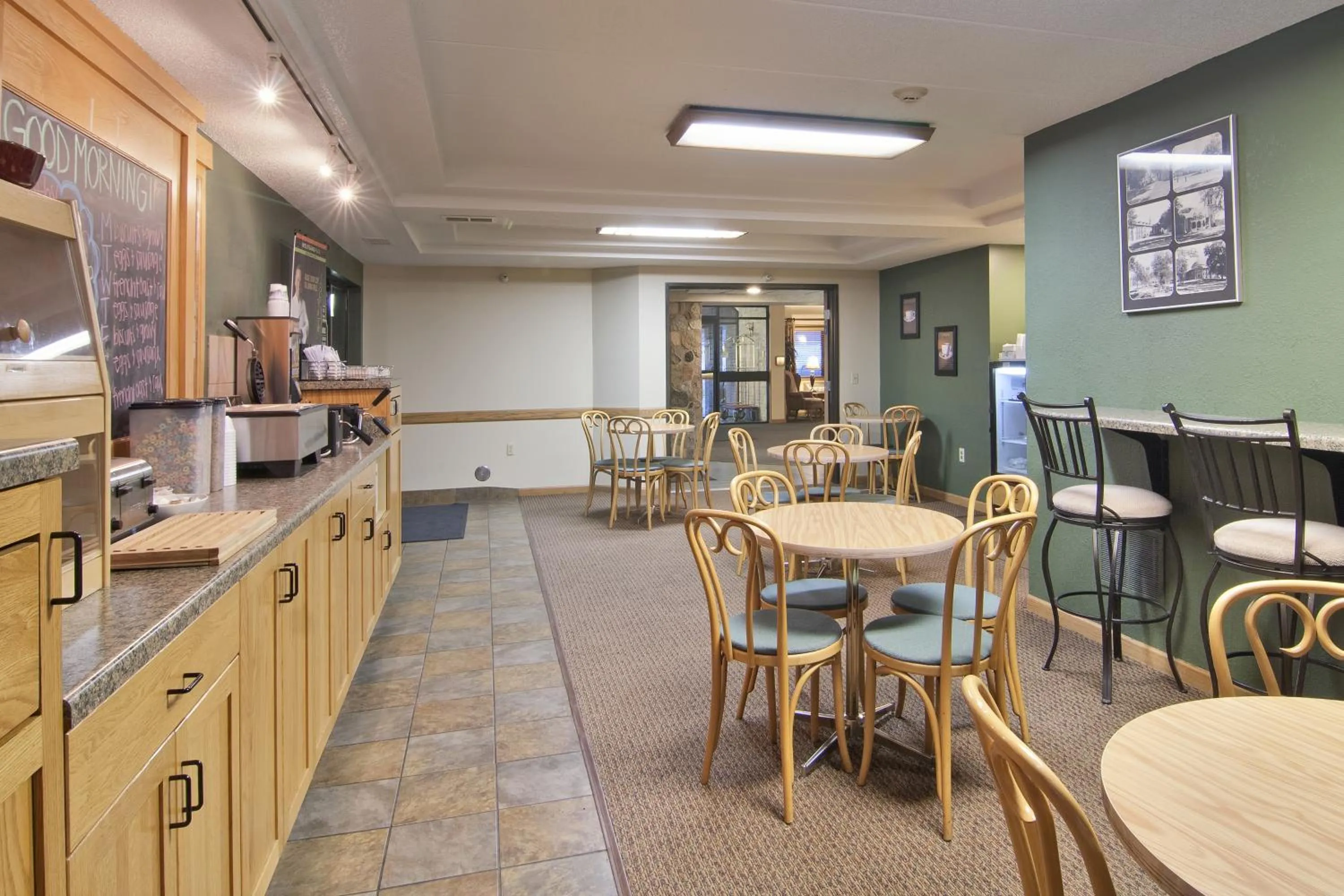 Food in Boarders Inn & Suites by Cobblestone Hotels - Faribault