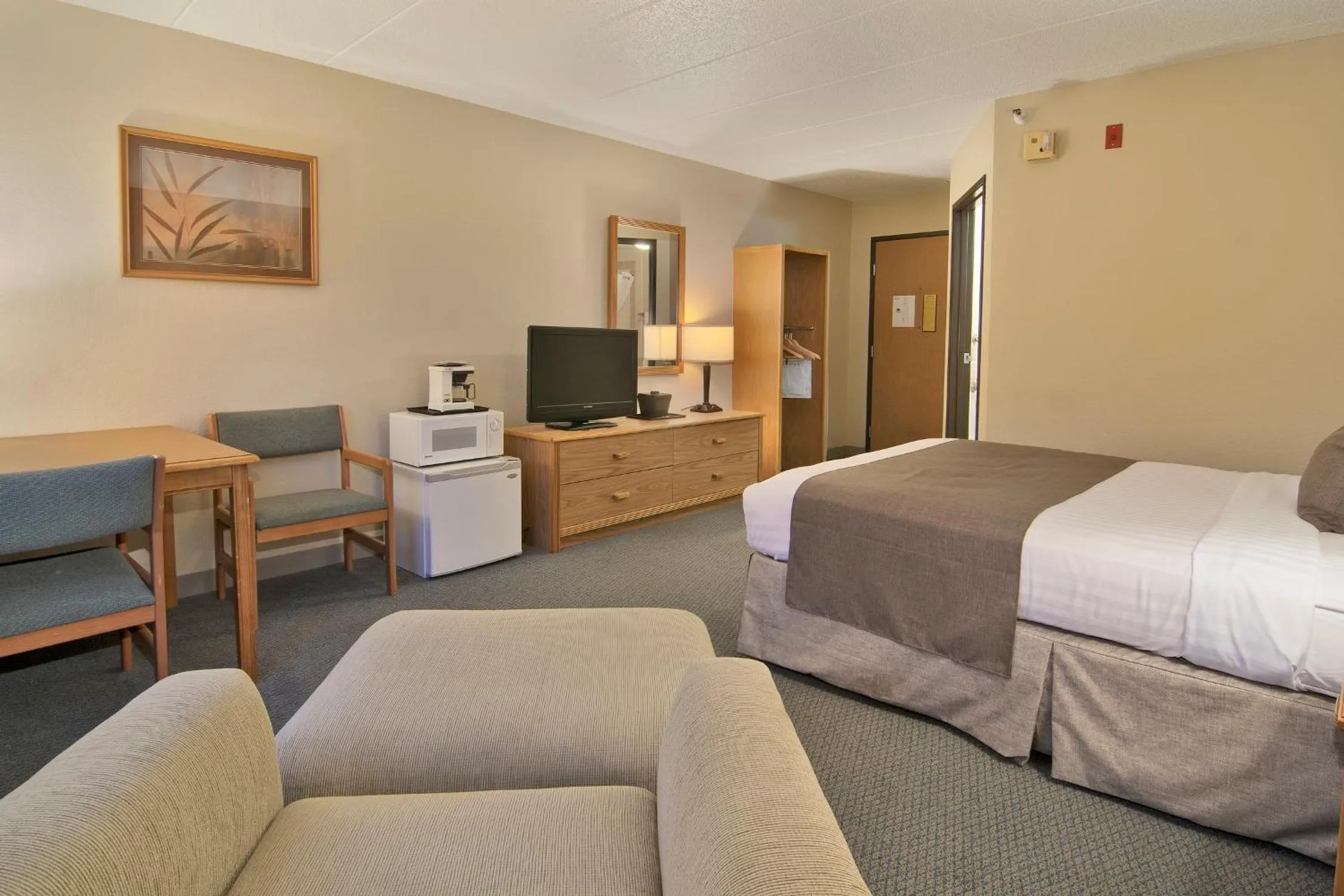 Bed in Boarders Inn & Suites by Cobblestone Hotels - Faribault