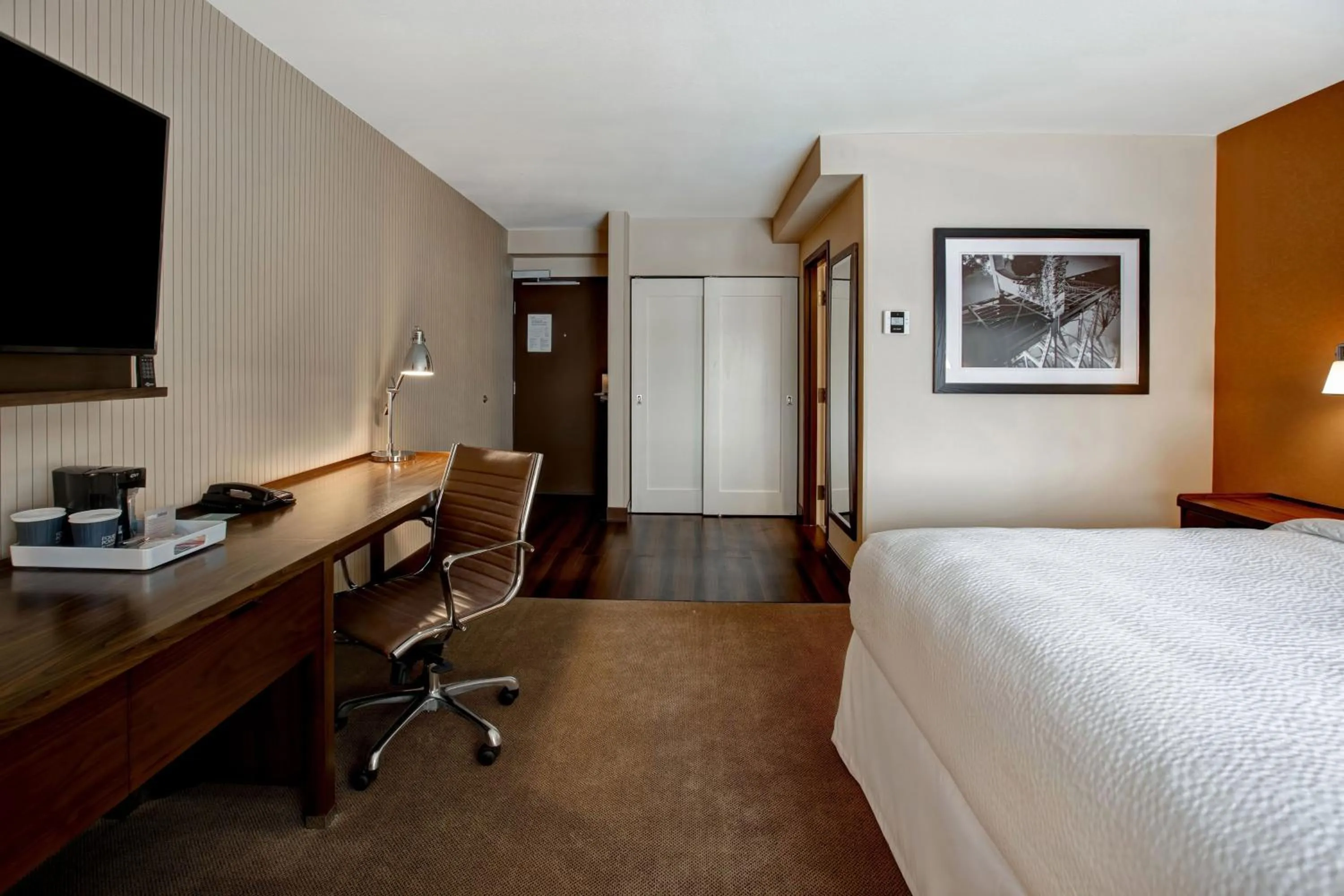 Photo of the whole room, Bed in Four Points by Sheraton Peoria